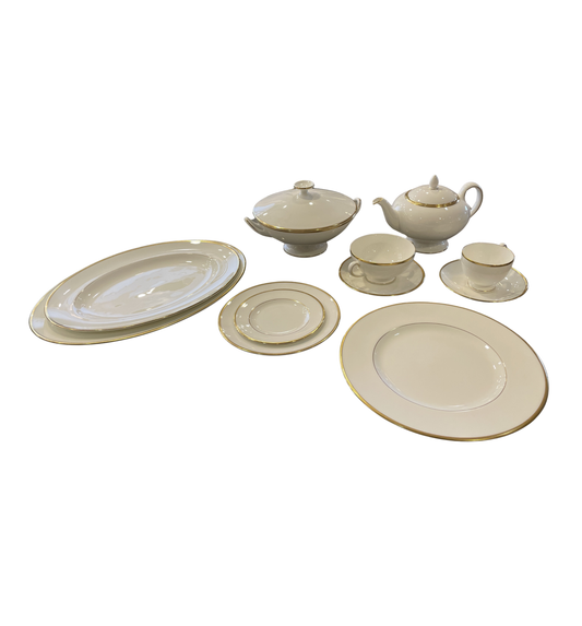 Wedgwood "California" -serving for 10 (+Extra and serving pieces) (0LN00M)