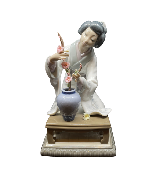 Lladro Japanese Girl Decorating #4840 w/box AS IS (0IL00B)