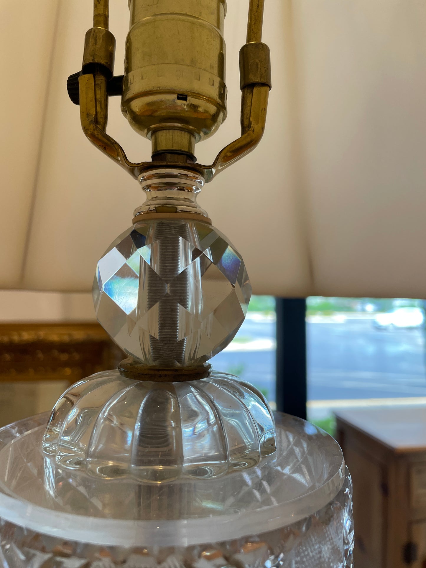 Etched crystal lamp with brass base (0ES004)