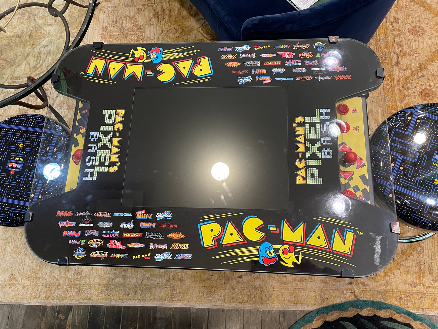 Pac-Man Pixel Bash Tabletop with two stools (0IV01D)