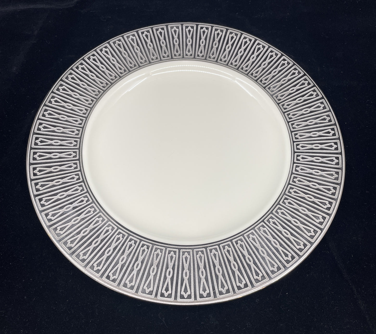 Lenox Platinum Tuxedo Dinner Service with Presidential Salad plate (0JG00C)
