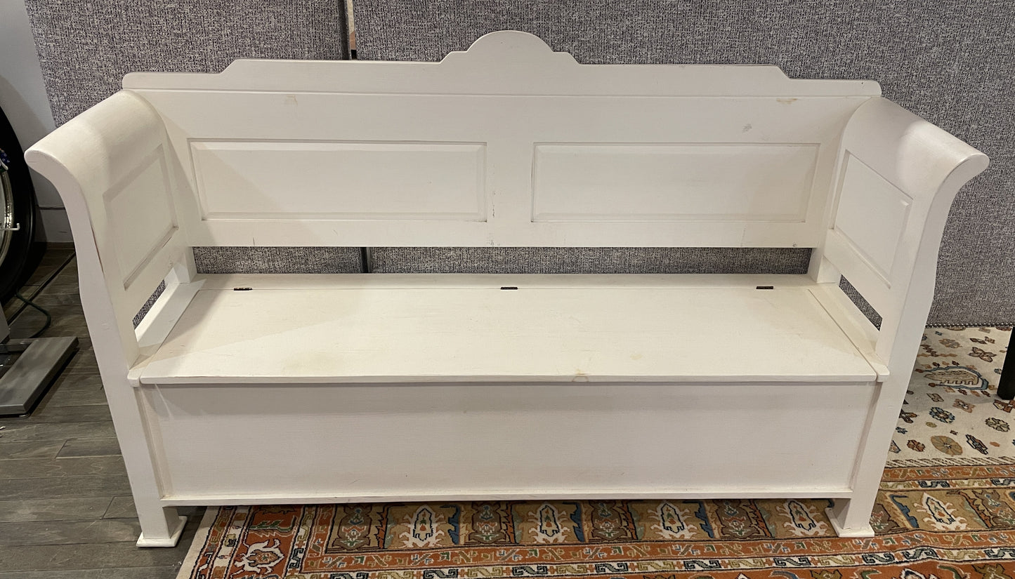 English Farmhouse Furniture White Storage Bench, AS IS (0JC00A)