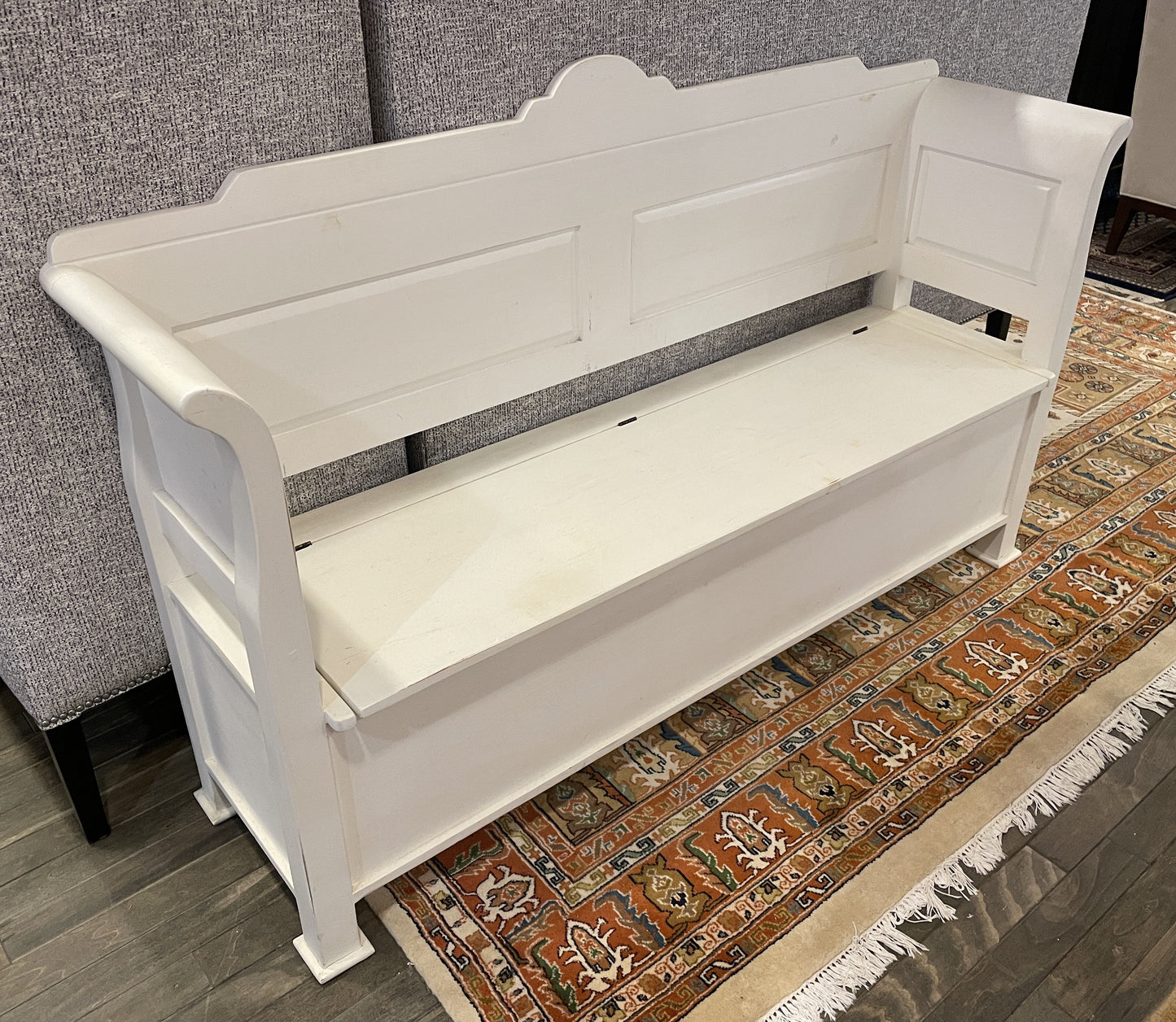 English Farmhouse Furniture White Storage Bench, AS IS (0JC00A)
