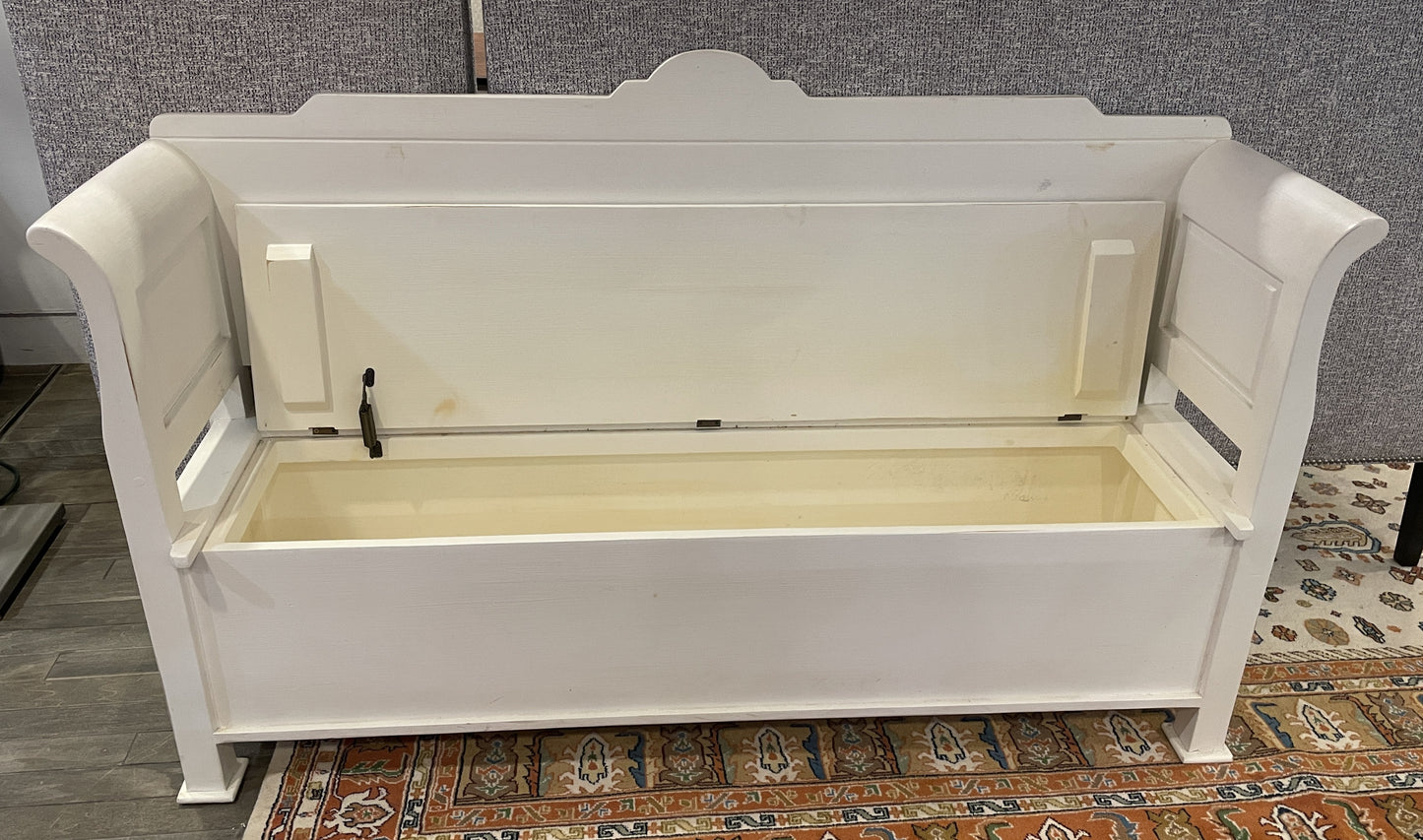English Farmhouse Furniture White Storage Bench, AS IS (0JC00A)
