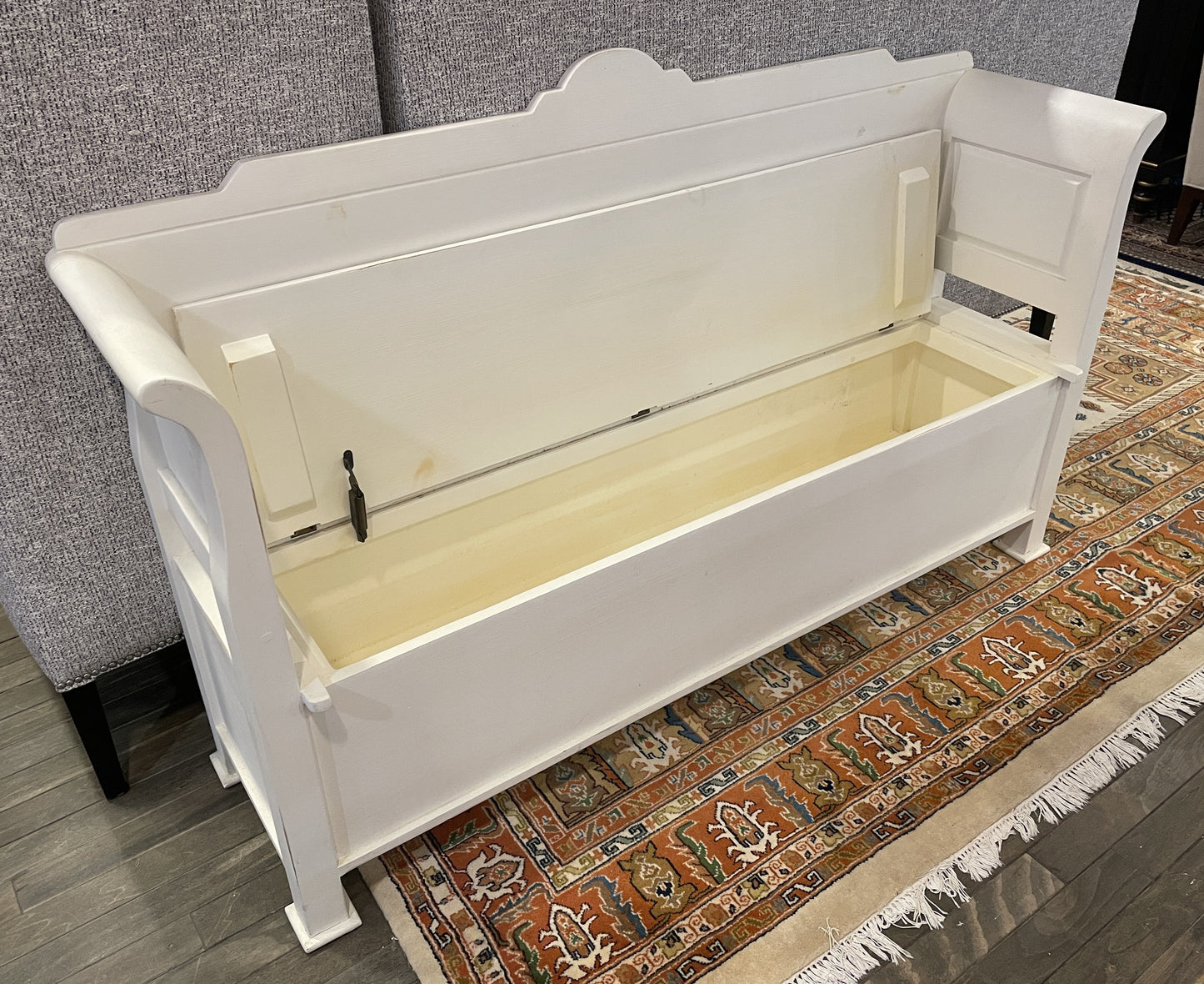 English Farmhouse Furniture White Storage Bench, AS IS (0JC00A)