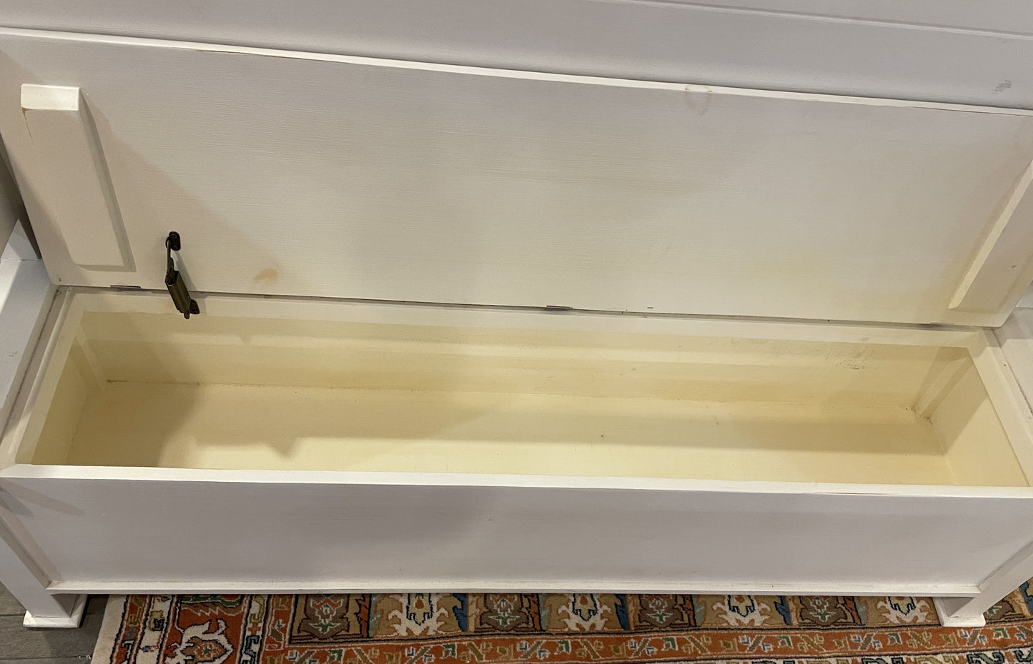 English Farmhouse Furniture White Storage Bench, AS IS (0JC00A)