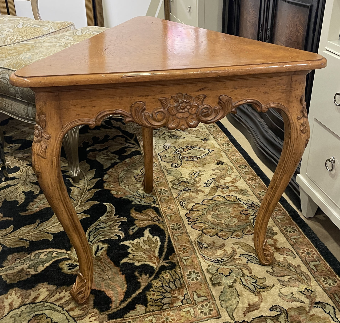 French Provincial Triangular Side Table (0JQ009)