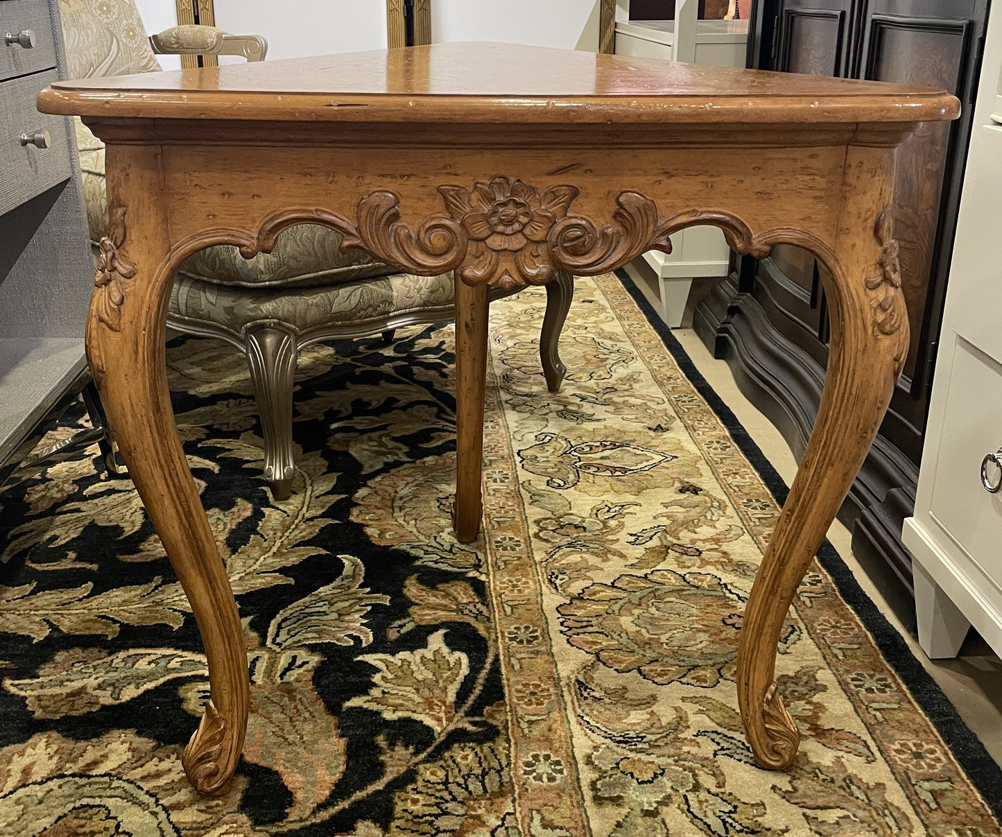 French Provincial Triangular Side Table (0JQ009)