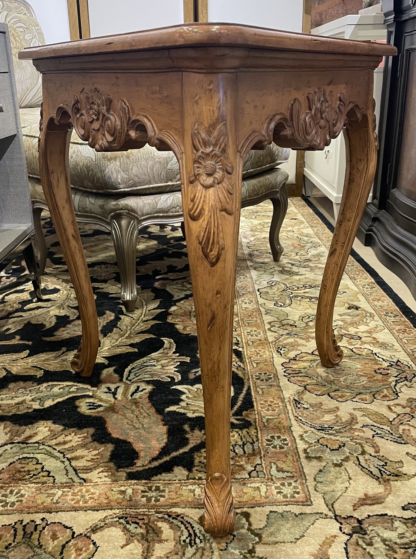 French Provincial Triangular Side Table (0JQ009)