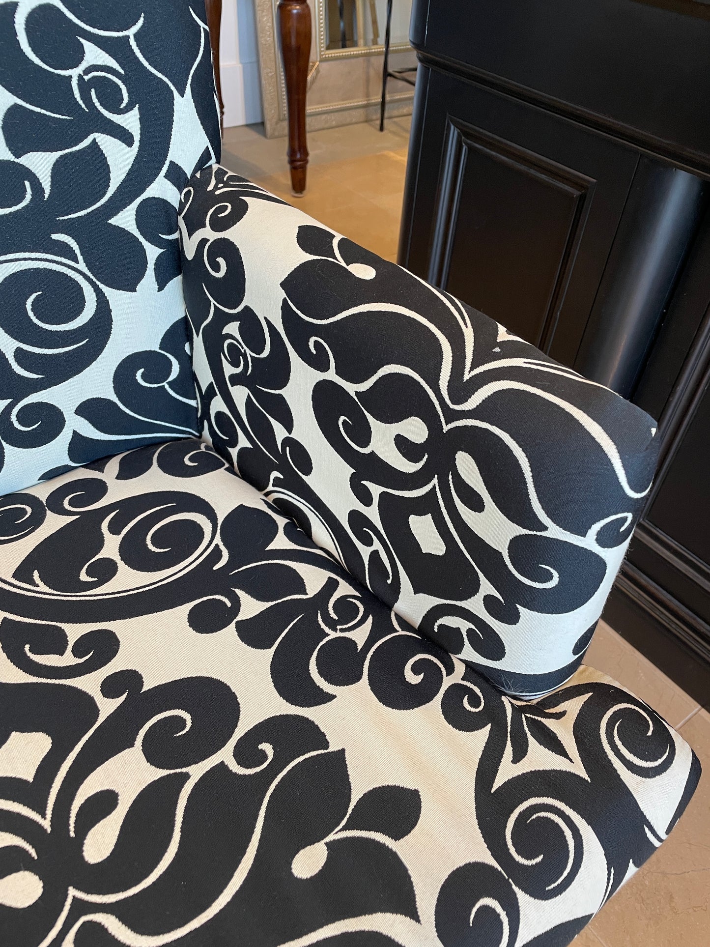 Pier One Imports Black and White Arm Chair (0AQ002)