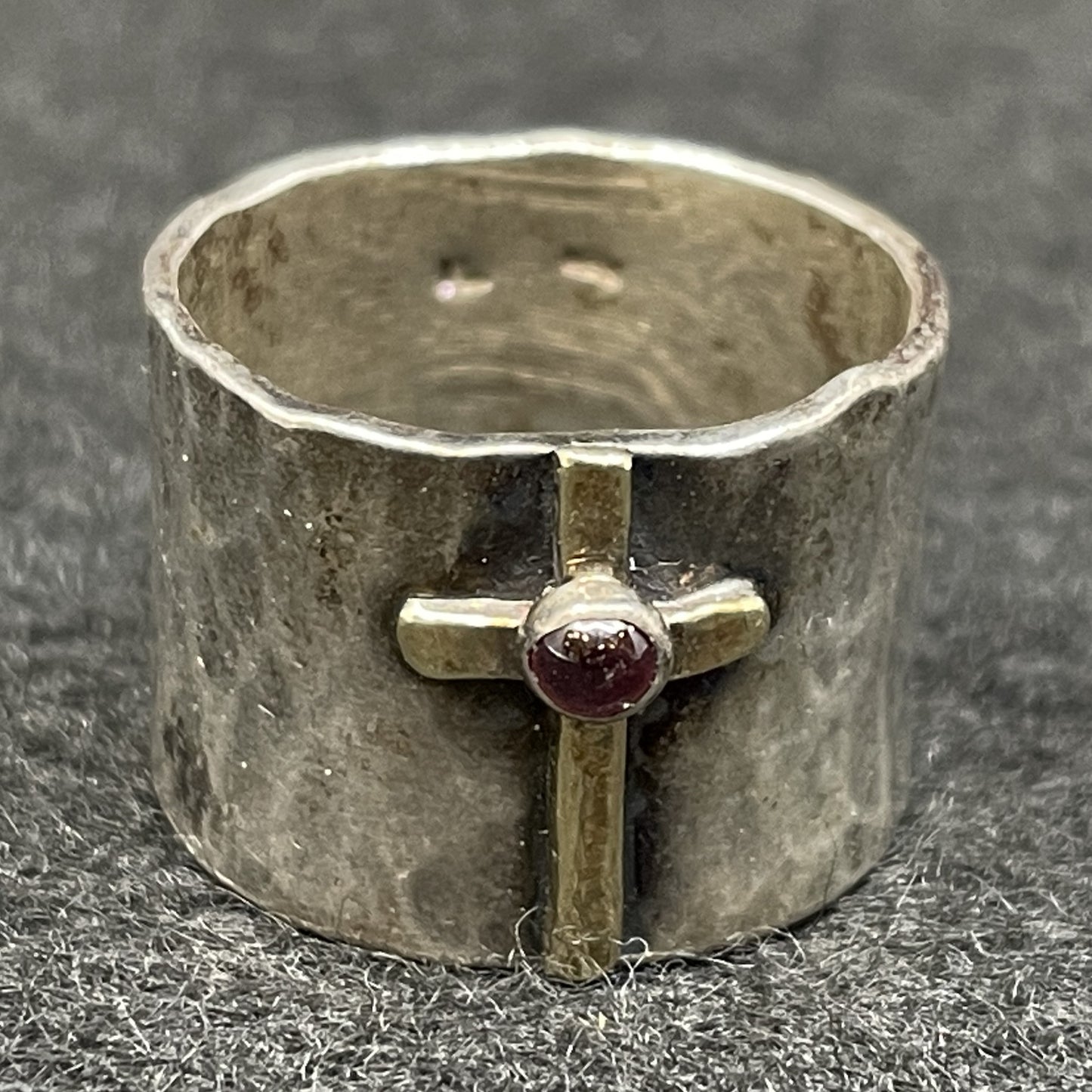 Sundance Sterling Ring With Garnet Cross (014010)
