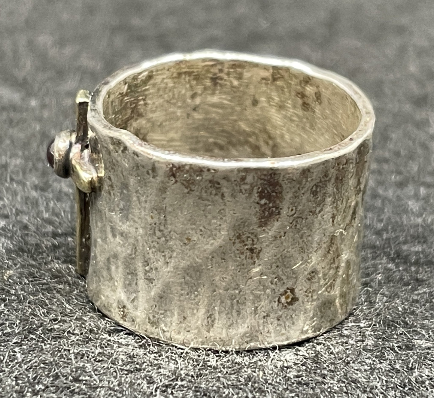 Sundance Sterling Ring With Garnet Cross (014010)