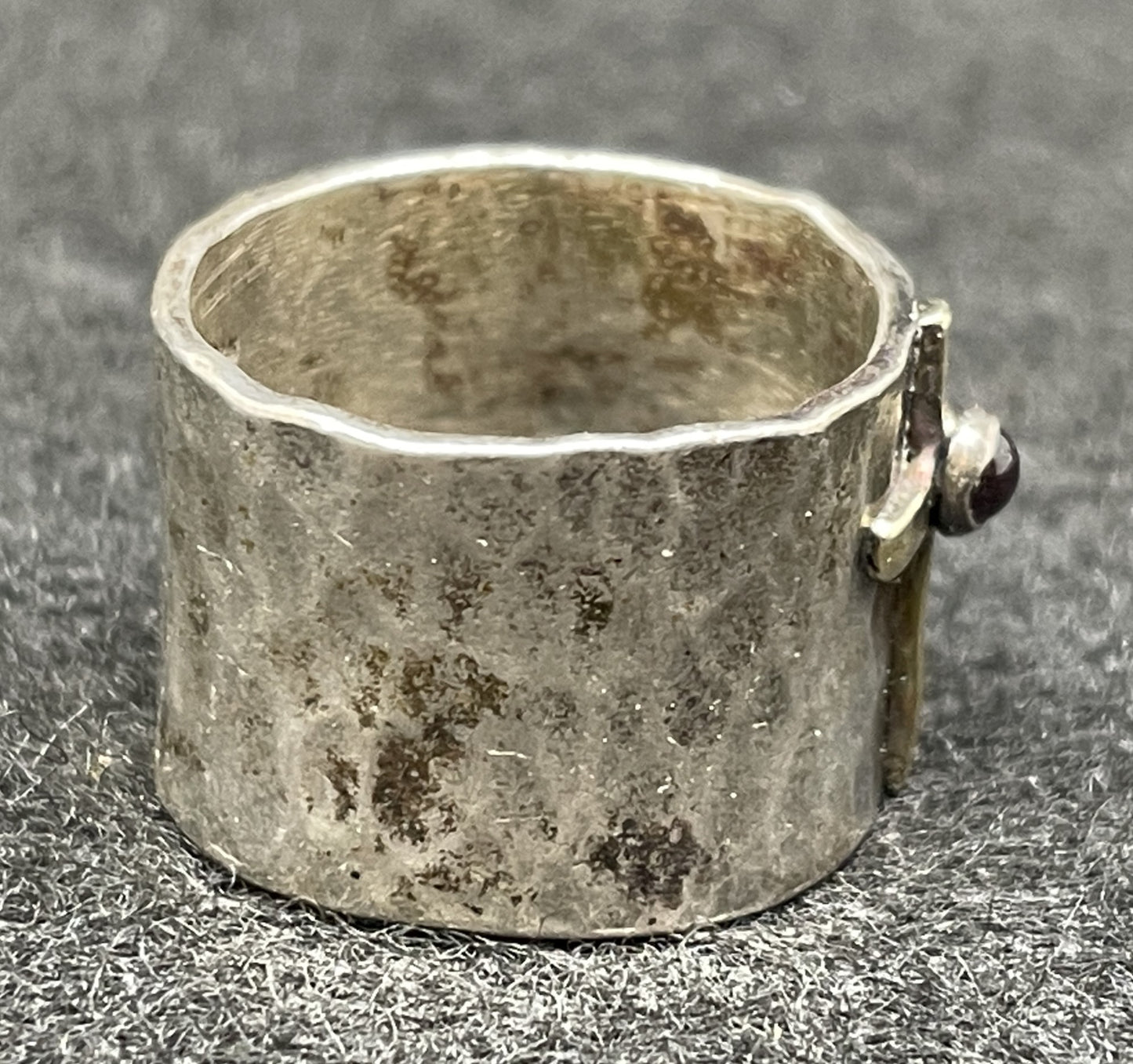 Sundance Sterling Ring With Garnet Cross (014010)
