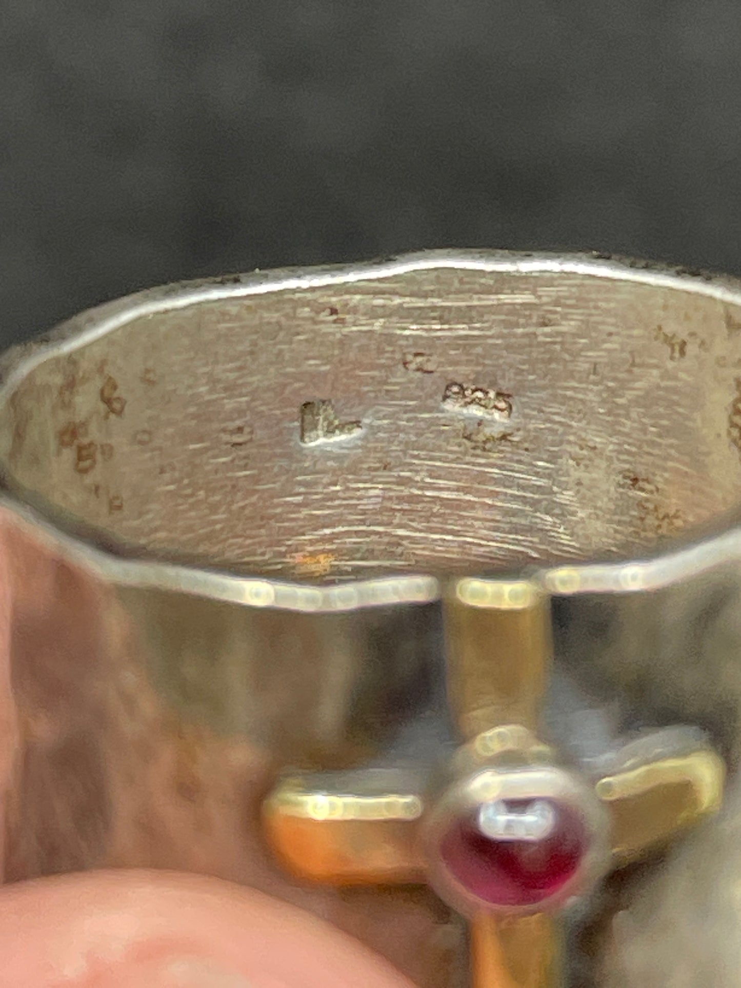 Sundance Sterling Ring With Garnet Cross (014010)