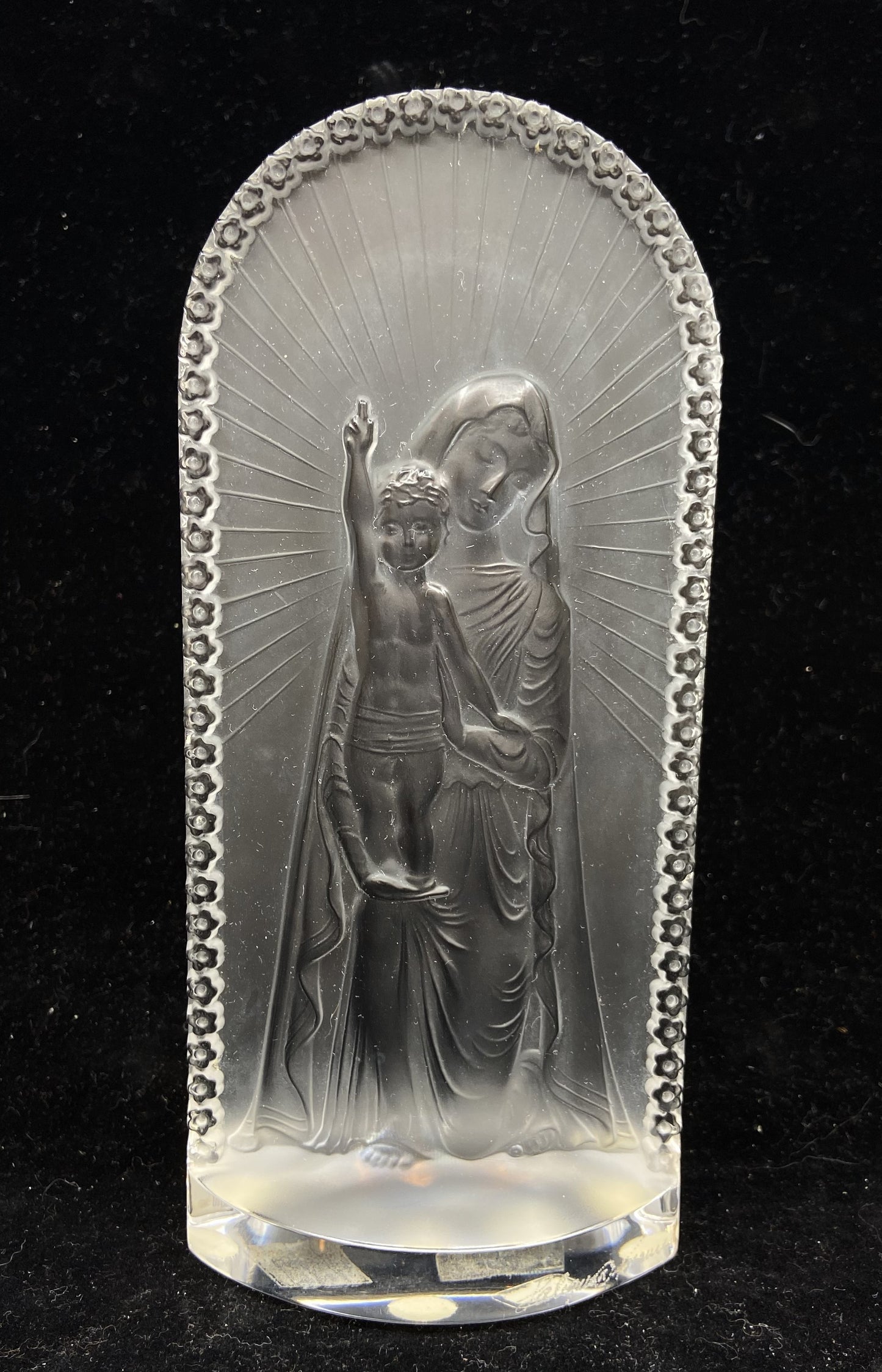 Lalique Vierge A L'Enfant Agenouillee (26662)