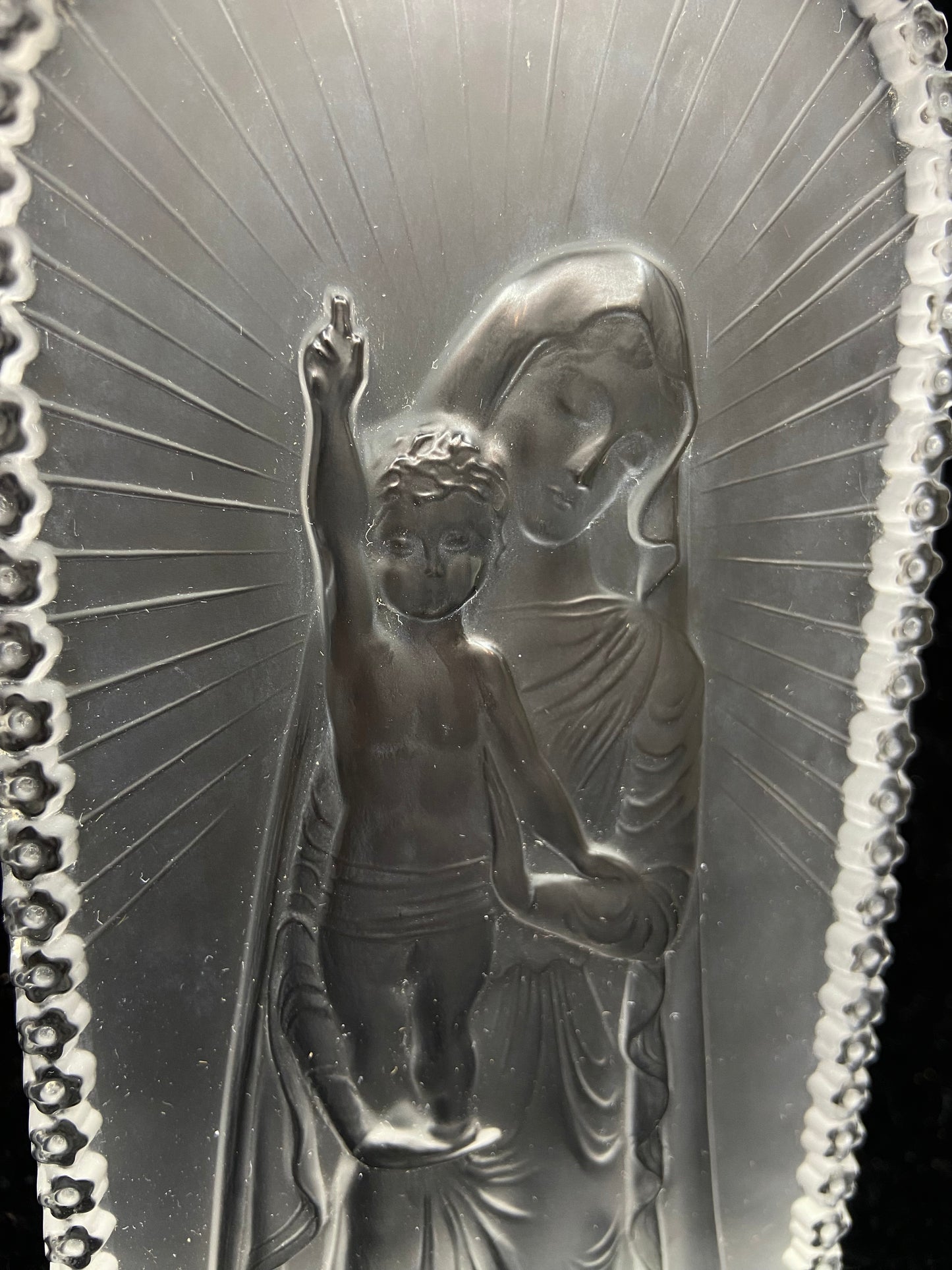 Lalique Vierge A L'Enfant Agenouillee (26662)