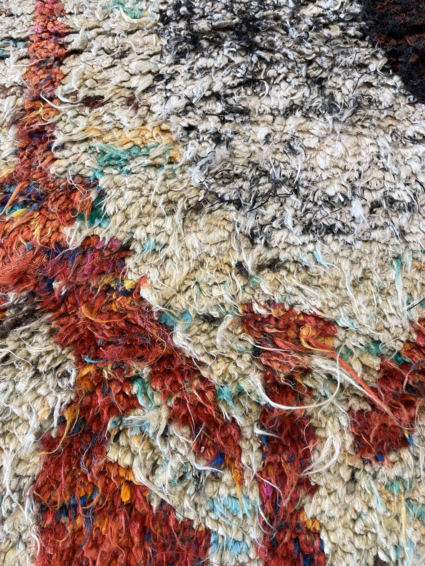 Ethan Allen Shaggy Rug, Reds, Blacks, Yellows (03G006)