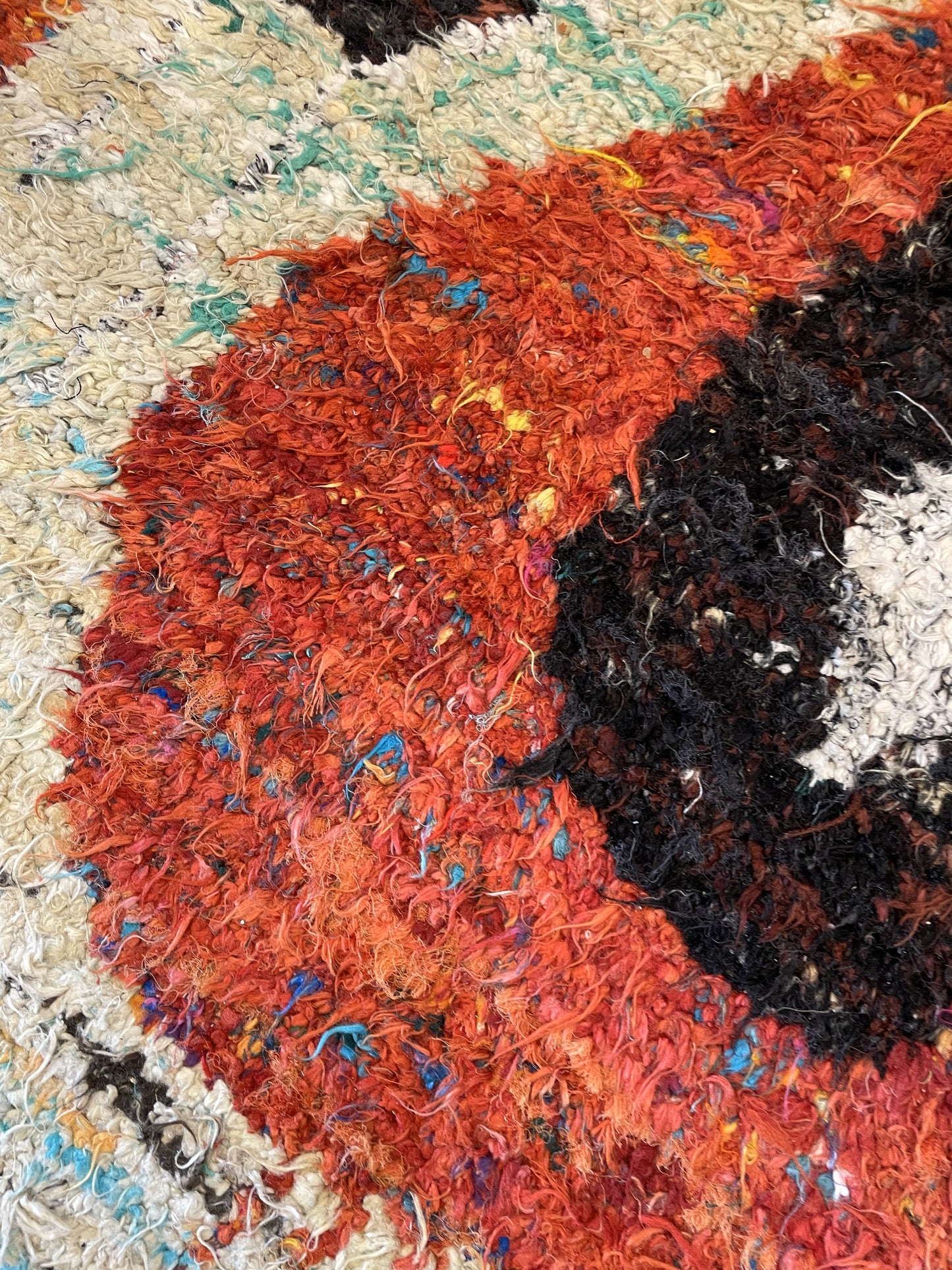 Ethan Allen Shaggy Rug, Reds, Blacks, Yellows (03G006)