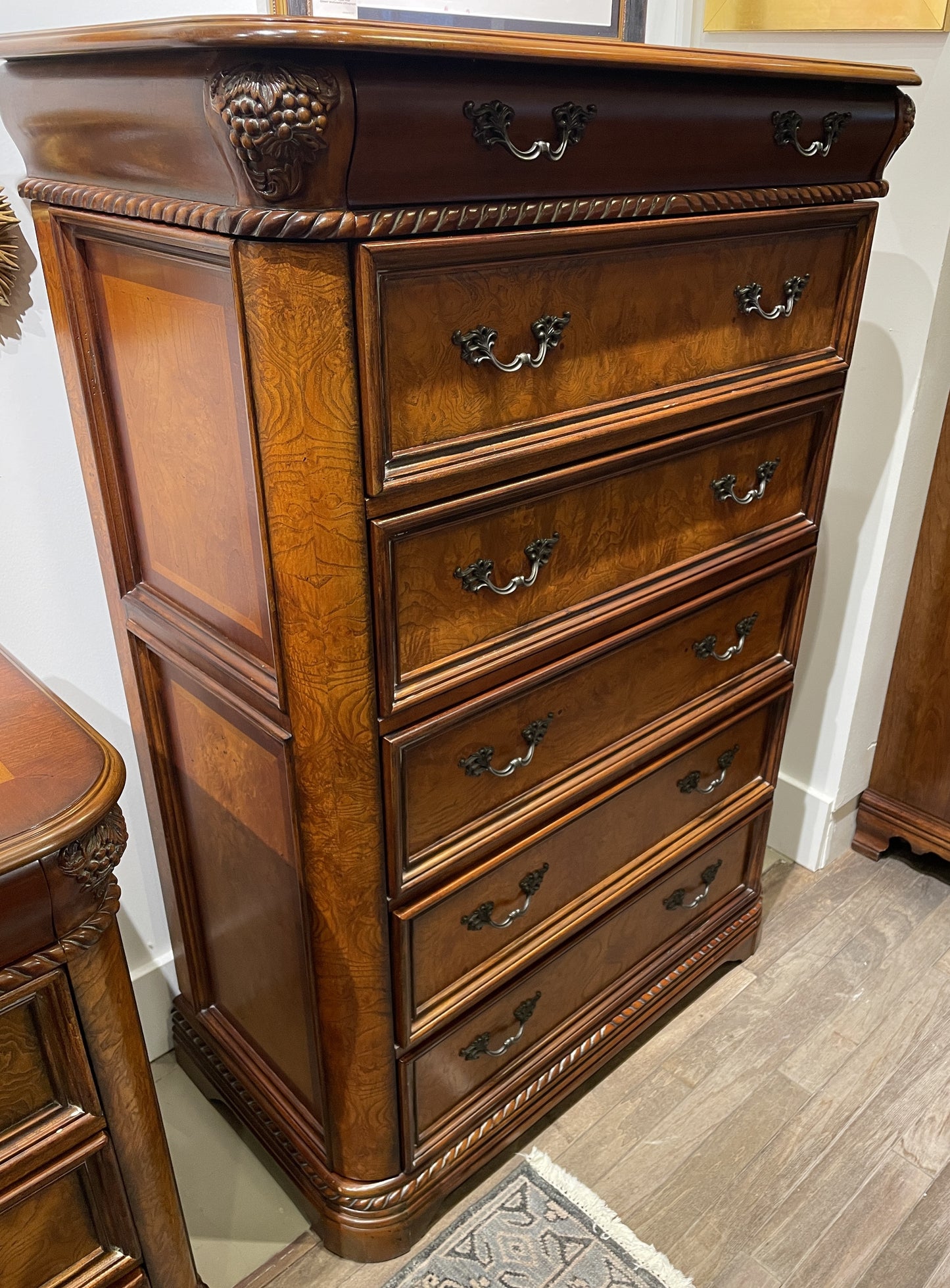 Aspenhome Dresser/Chest with Jewelry storage (02U00D)