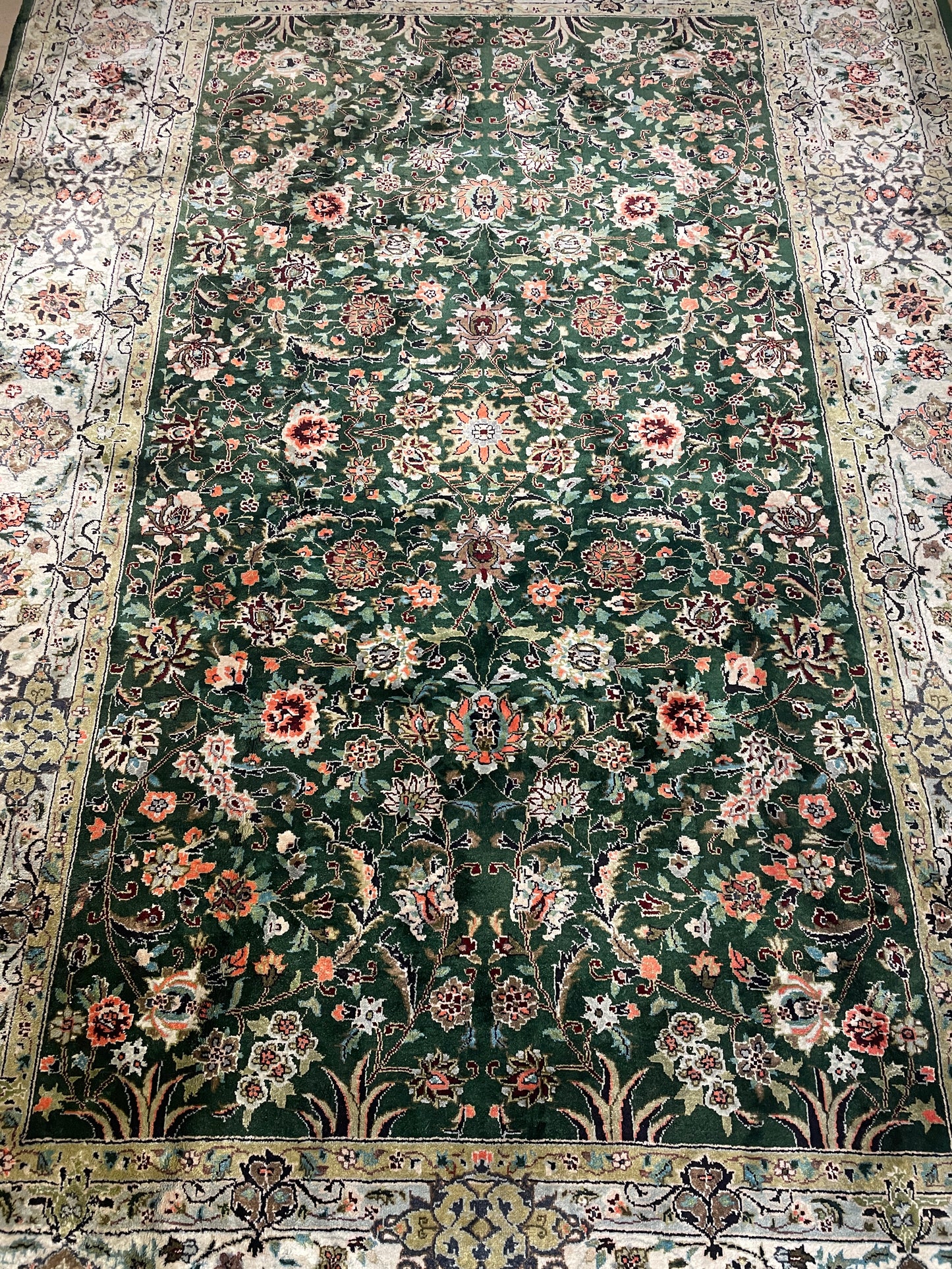 Hand Knotted Silk Green and Coral Rug (5'9x8'8) (0N5006)