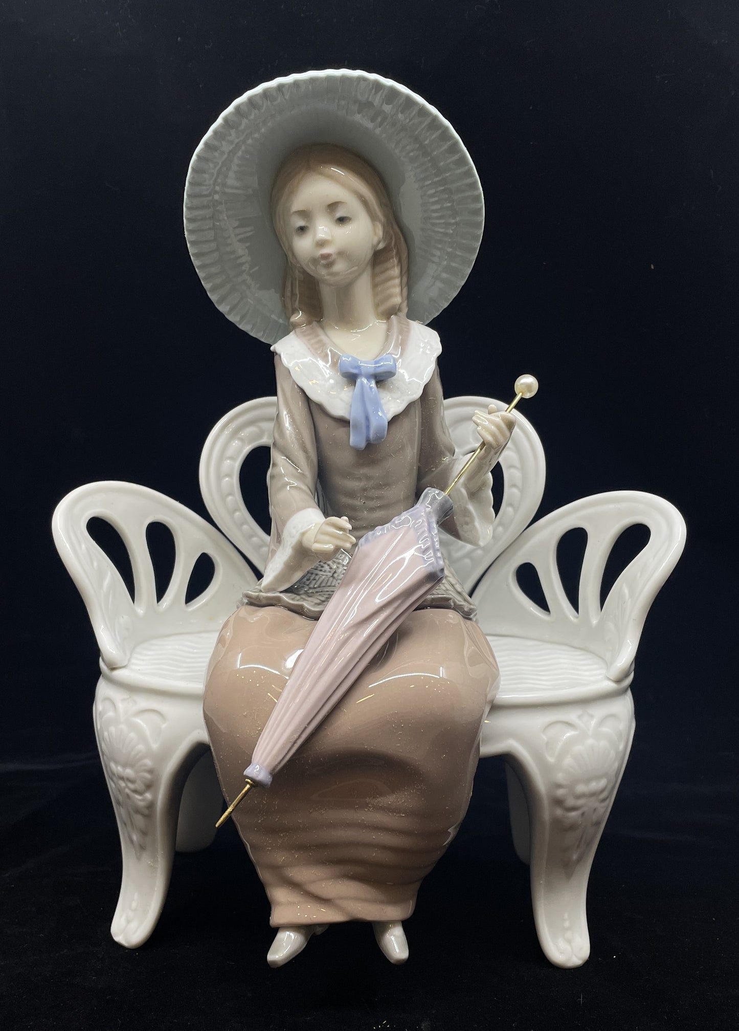 Lladro Waiting in the Park #1374 with box (0IR01A)