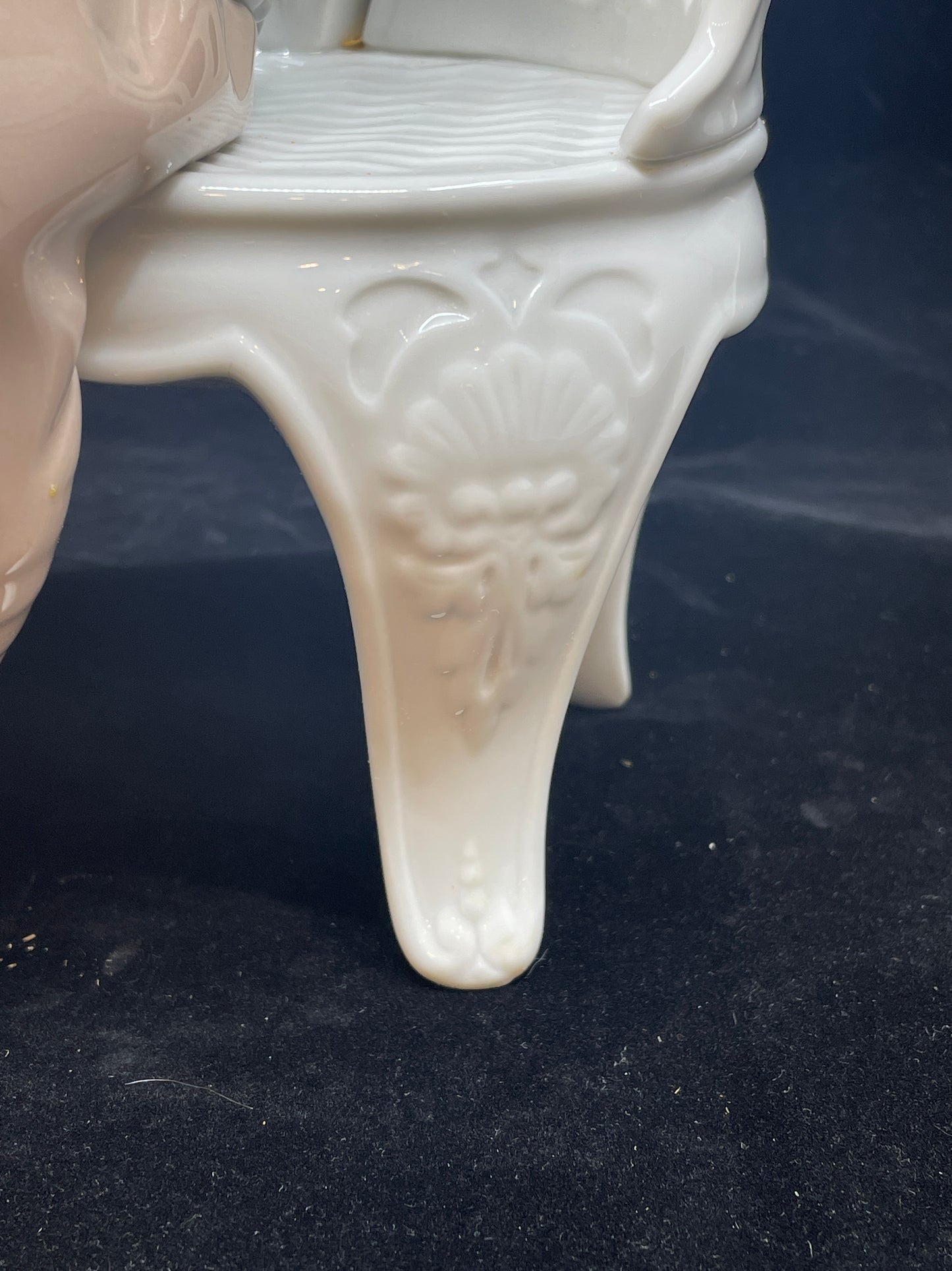 Lladro Waiting in the Park #1374 with box (0IR01A)