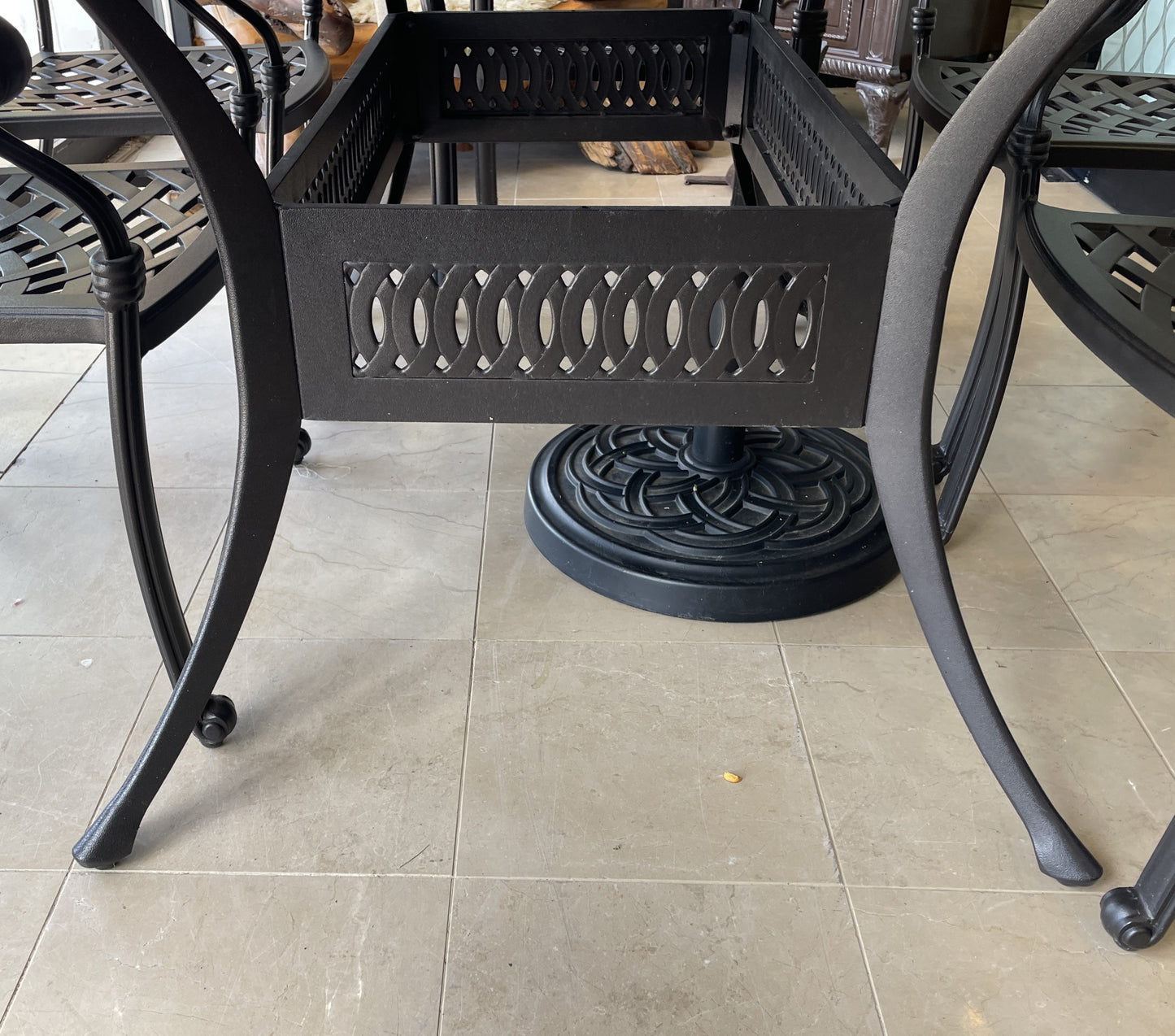 Madison Cast Aluminum Dining Suite with 6 Chairs and Umbrella Stand (0NP001)