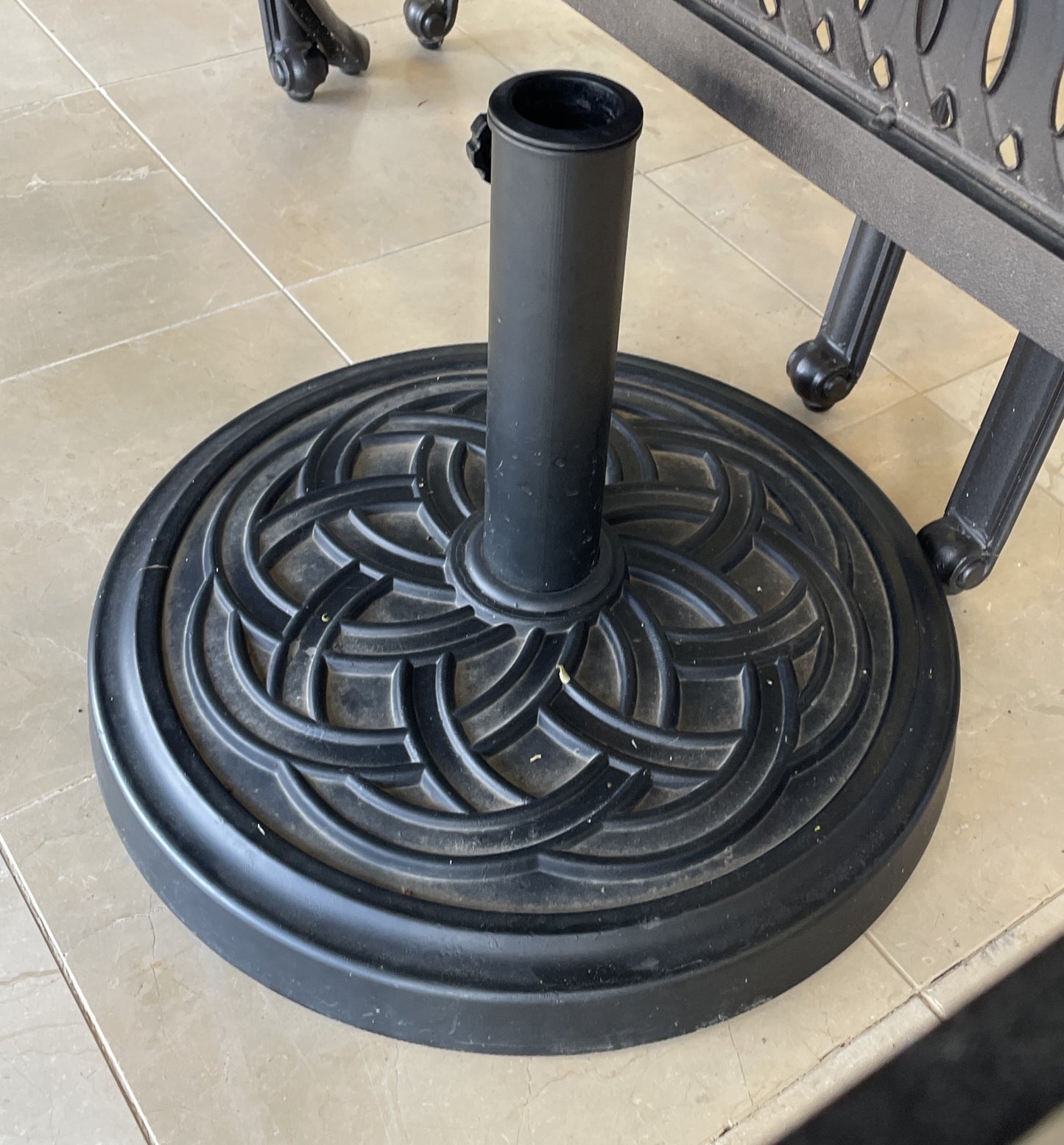Madison Cast Aluminum Dining Suite with 6 Chairs and Umbrella Stand (0NP001)