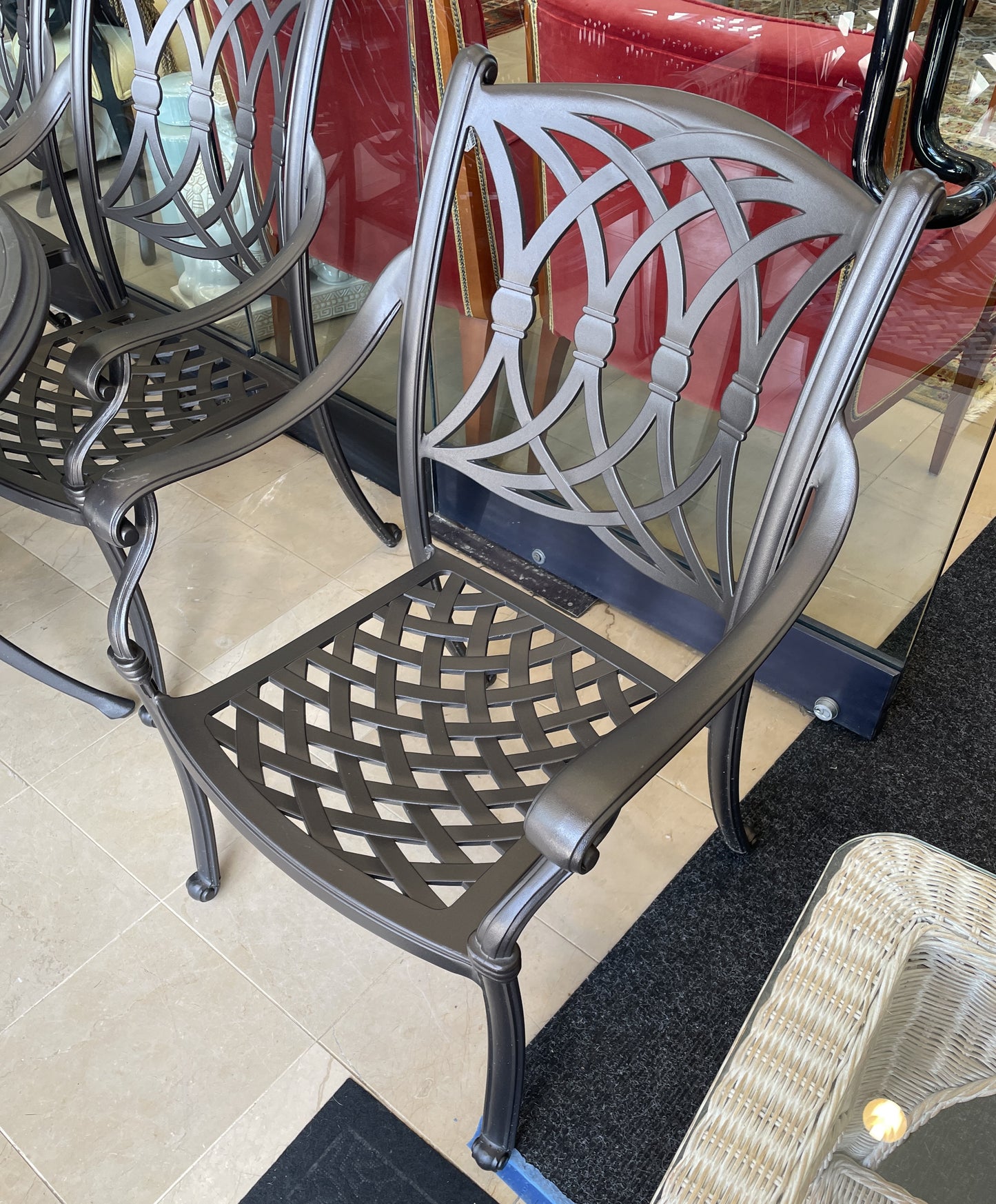 Madison Cast Aluminum Dining Suite with 6 Chairs and Umbrella Stand (0NP001)
