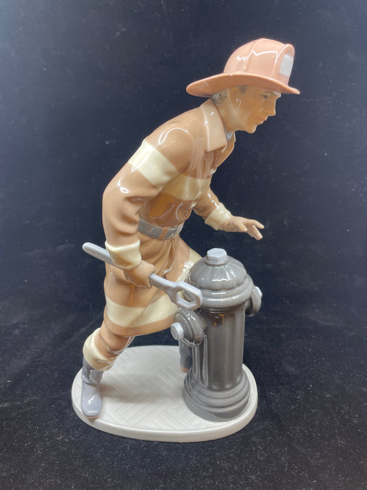 Lladro Fireman 5976, no box
