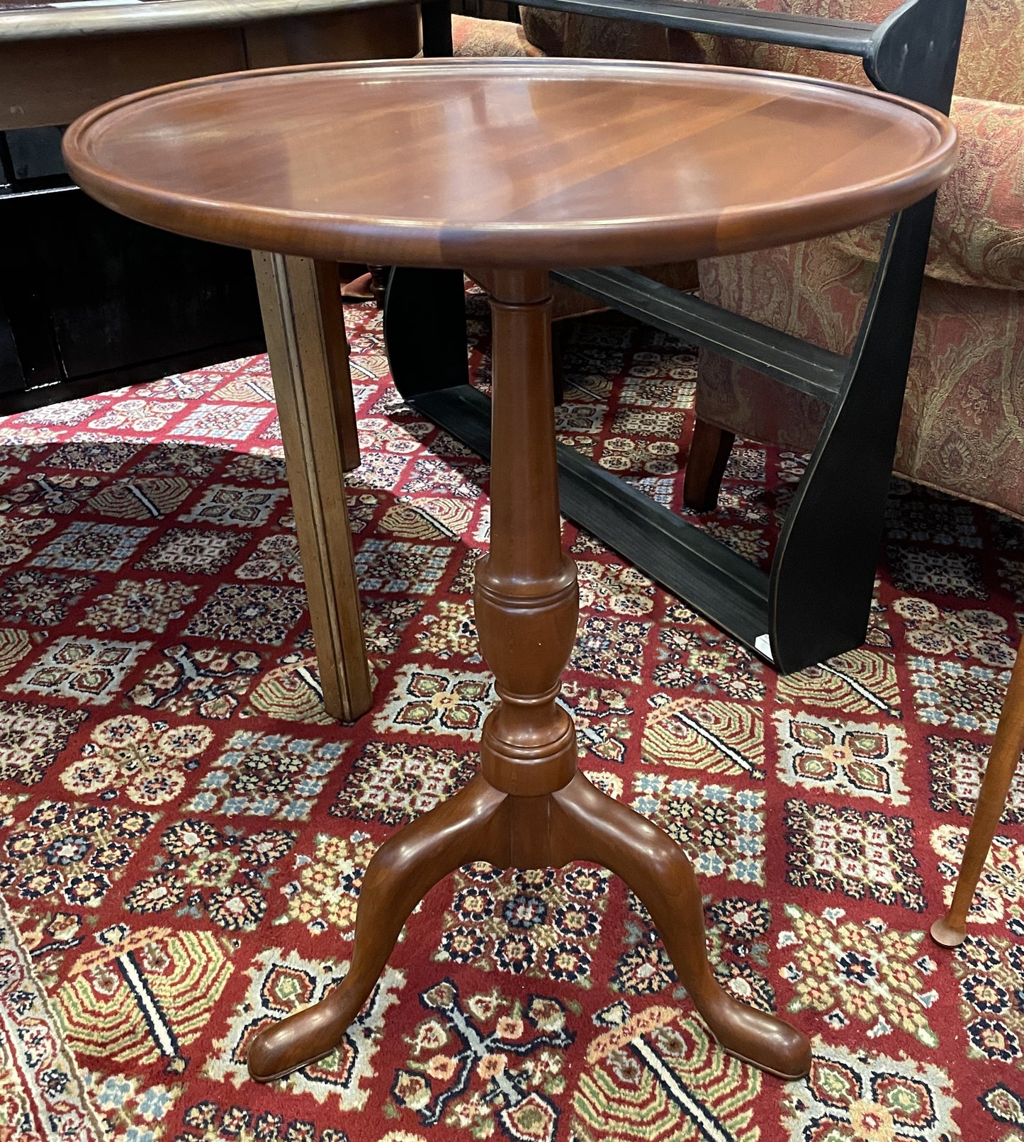 Henkel Harris Round Pedestal End Table (0C400B)