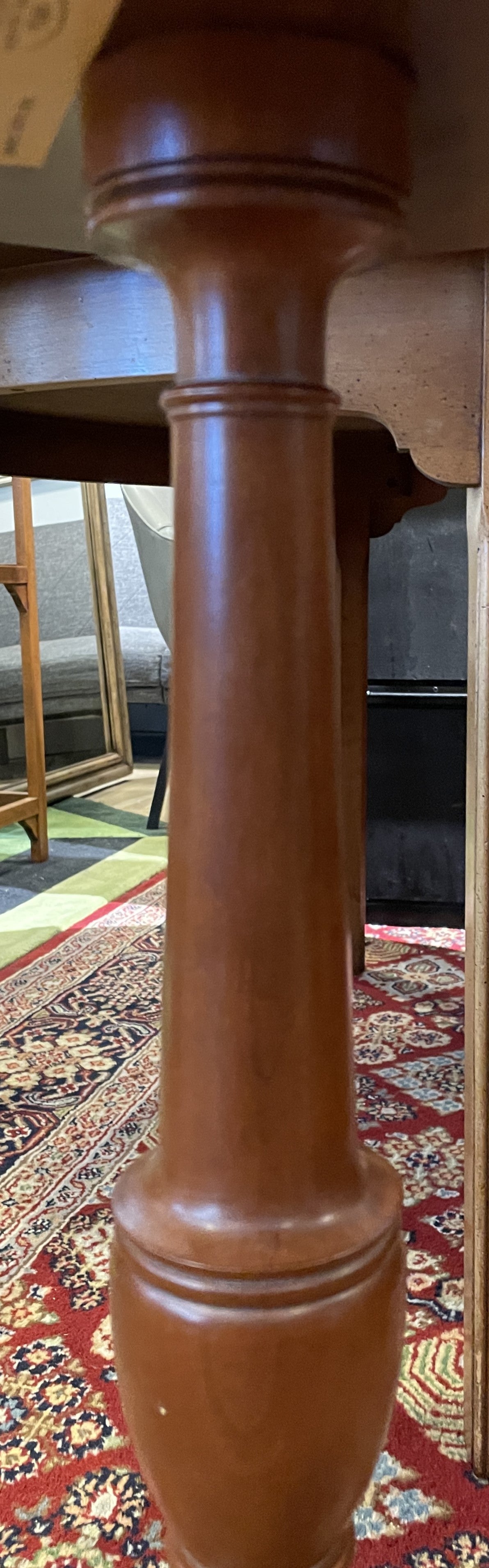 Henkel Harris Round Pedestal End Table (0C400B)