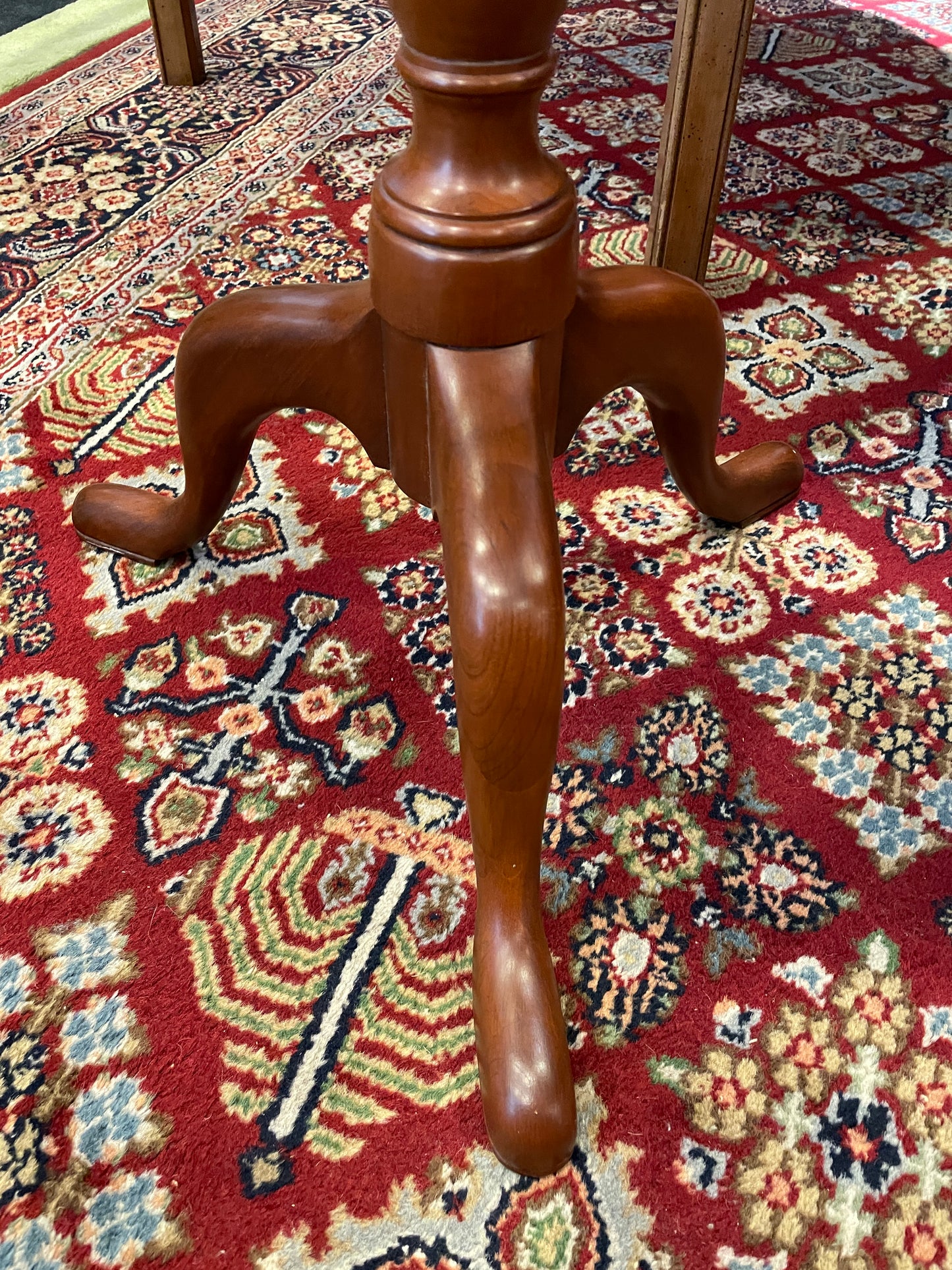 Henkel Harris Round Pedestal End Table (0C400B)
