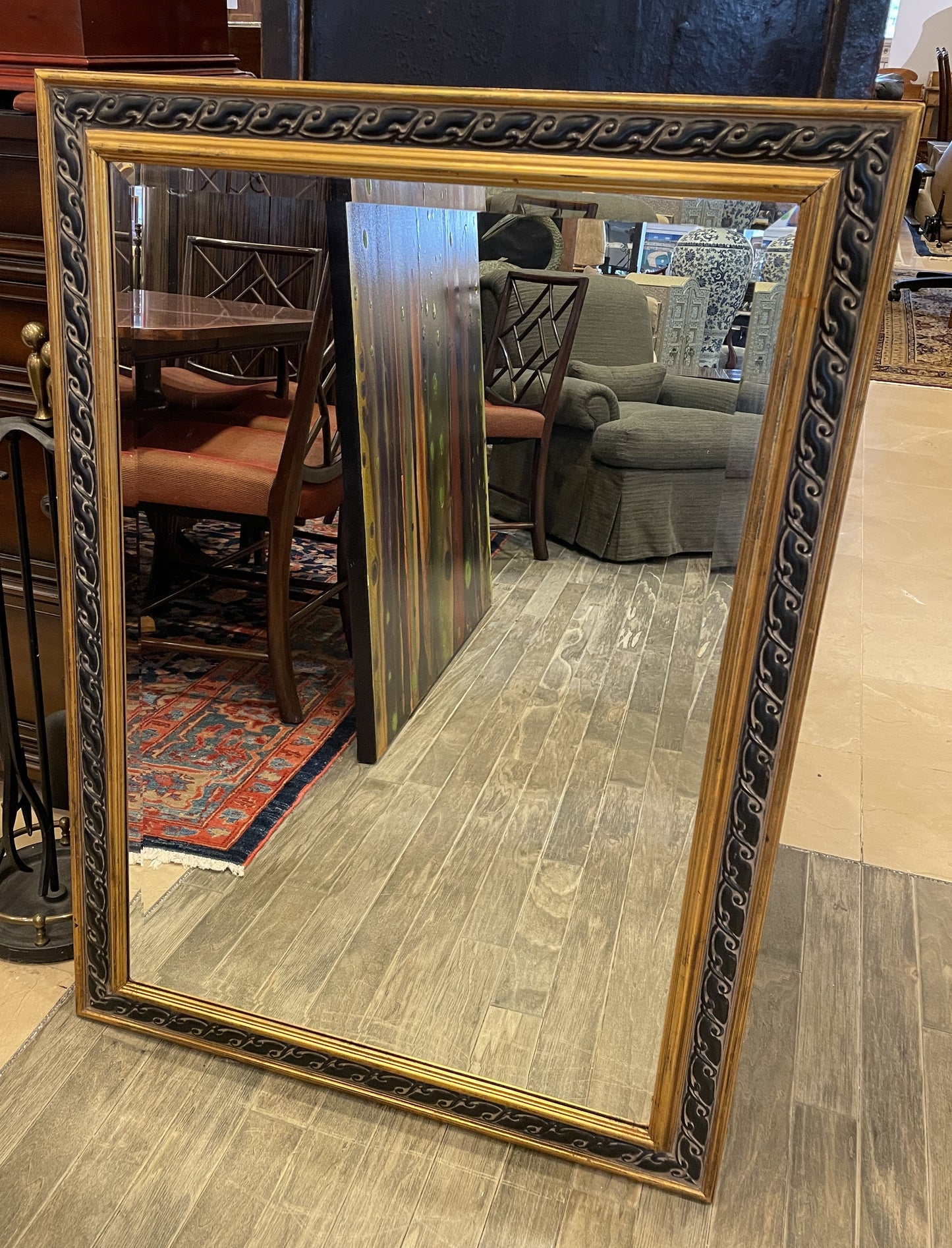 Beveled mirror with gilded, carved frame (0G100H)
