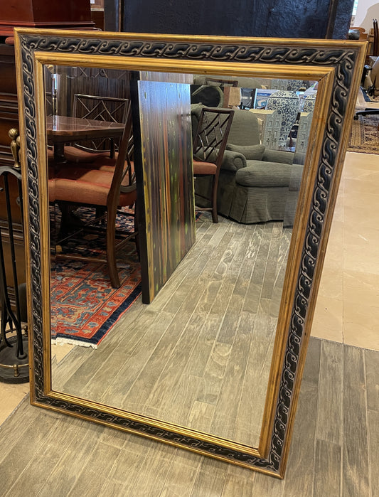 Beveled mirror with gilded, carved frame (0G100H)