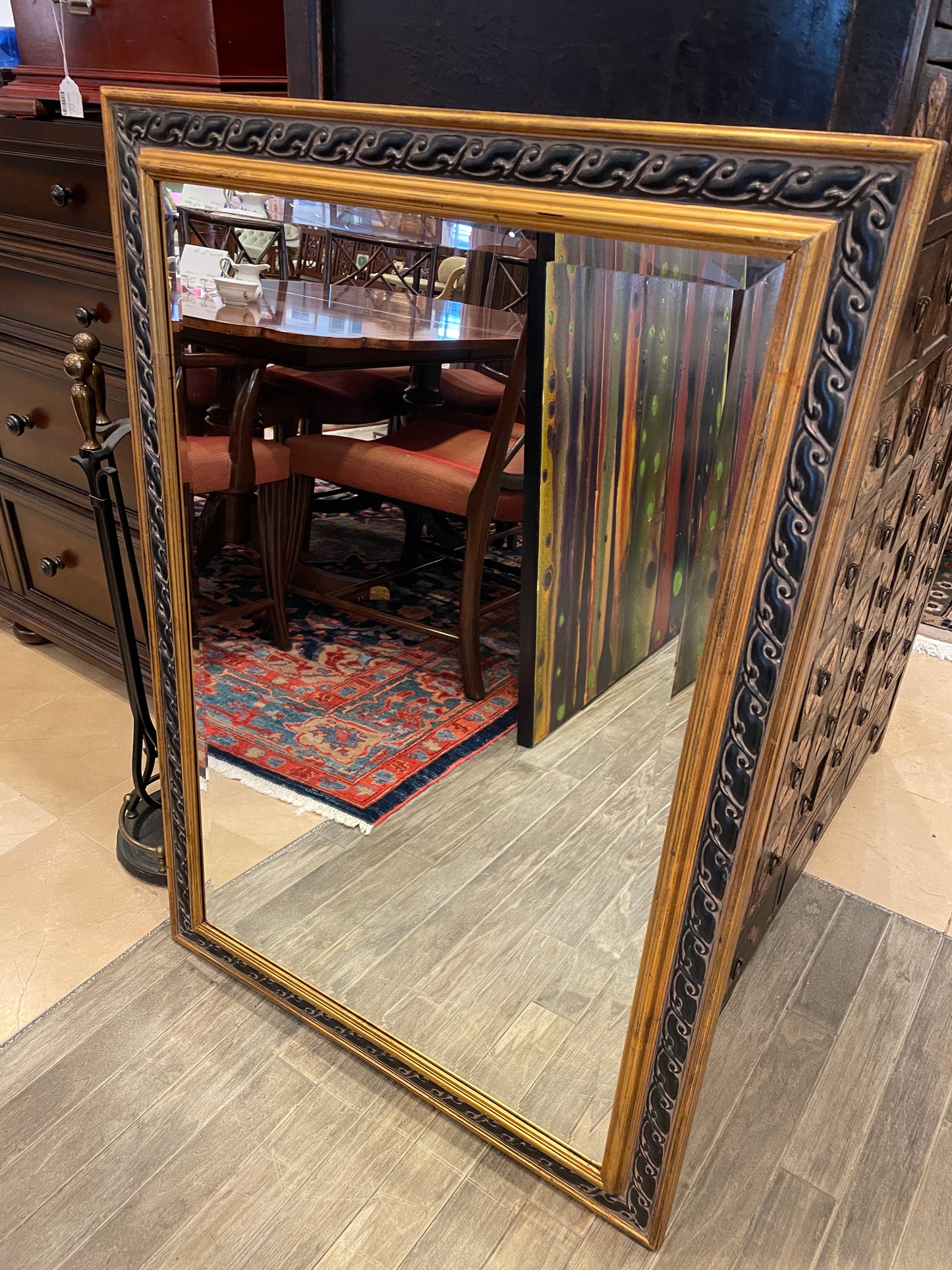 Beveled mirror with gilded, carved frame (0G100H)