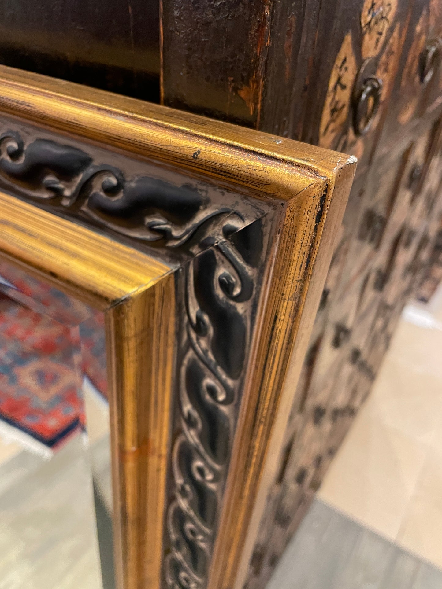 Beveled mirror with gilded, carved frame (0G100H)