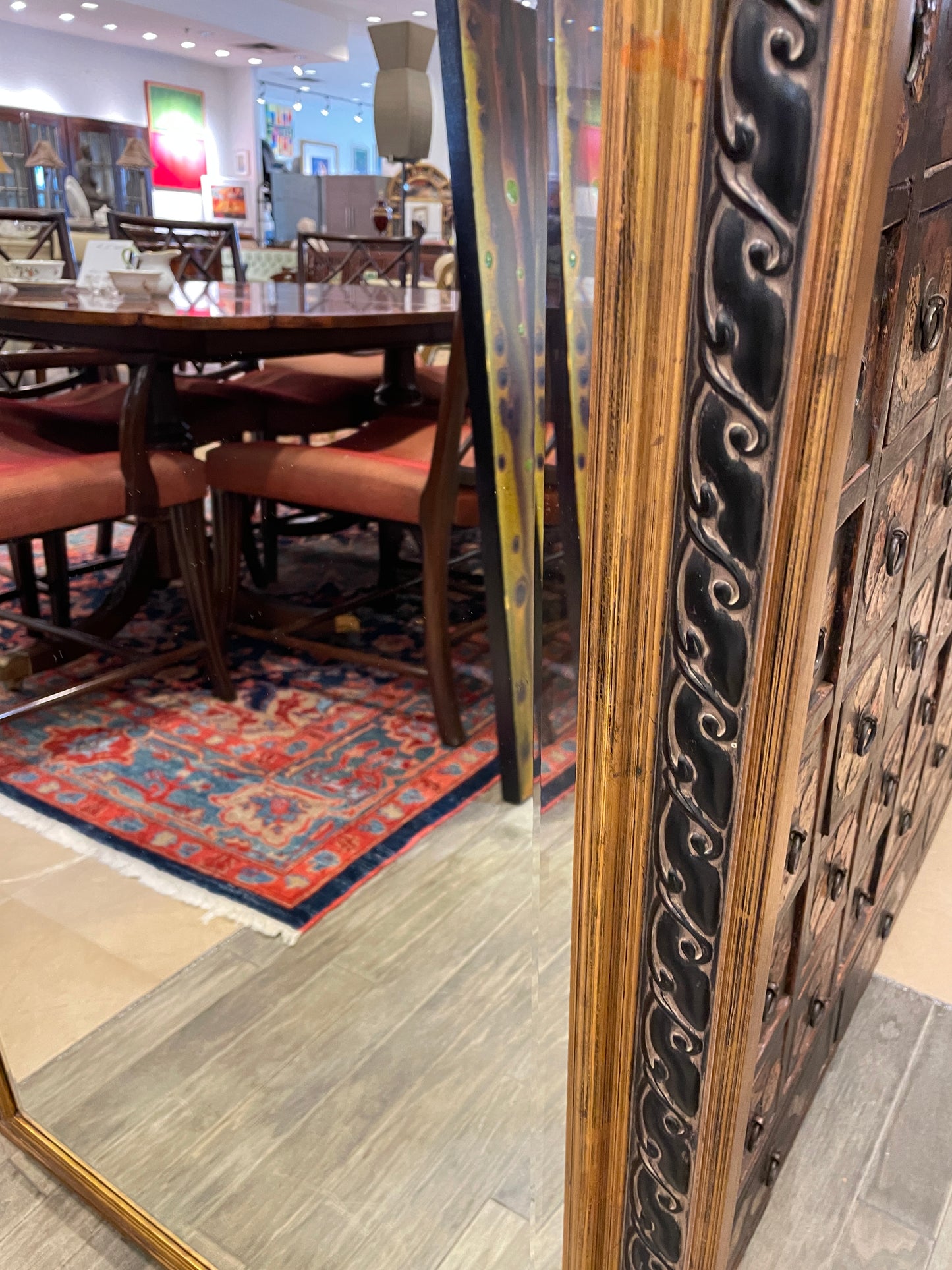 Beveled mirror with gilded, carved frame (0G100H)