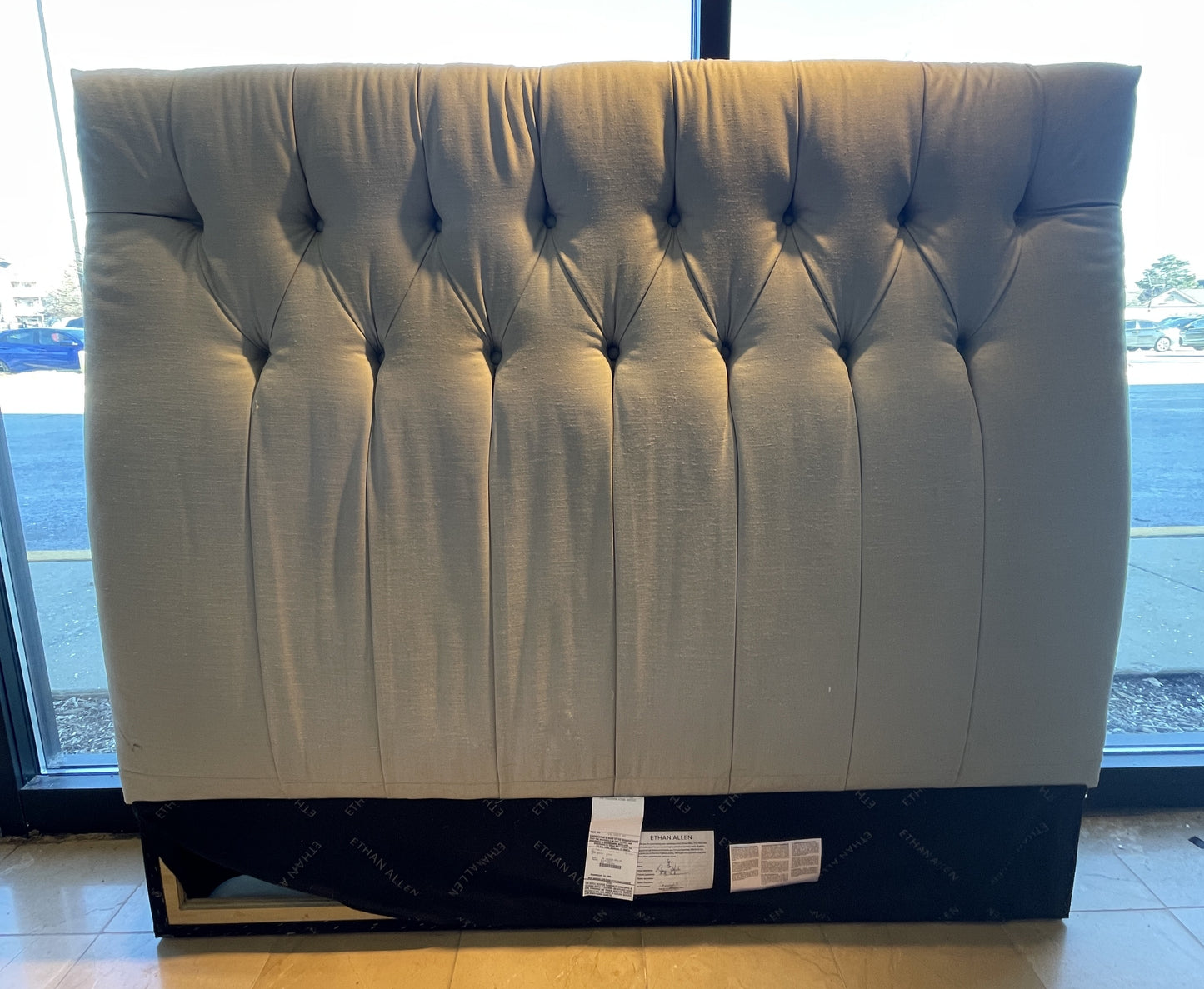 Ethan Allen Upholstered Queen Tufted bed (0I6001)