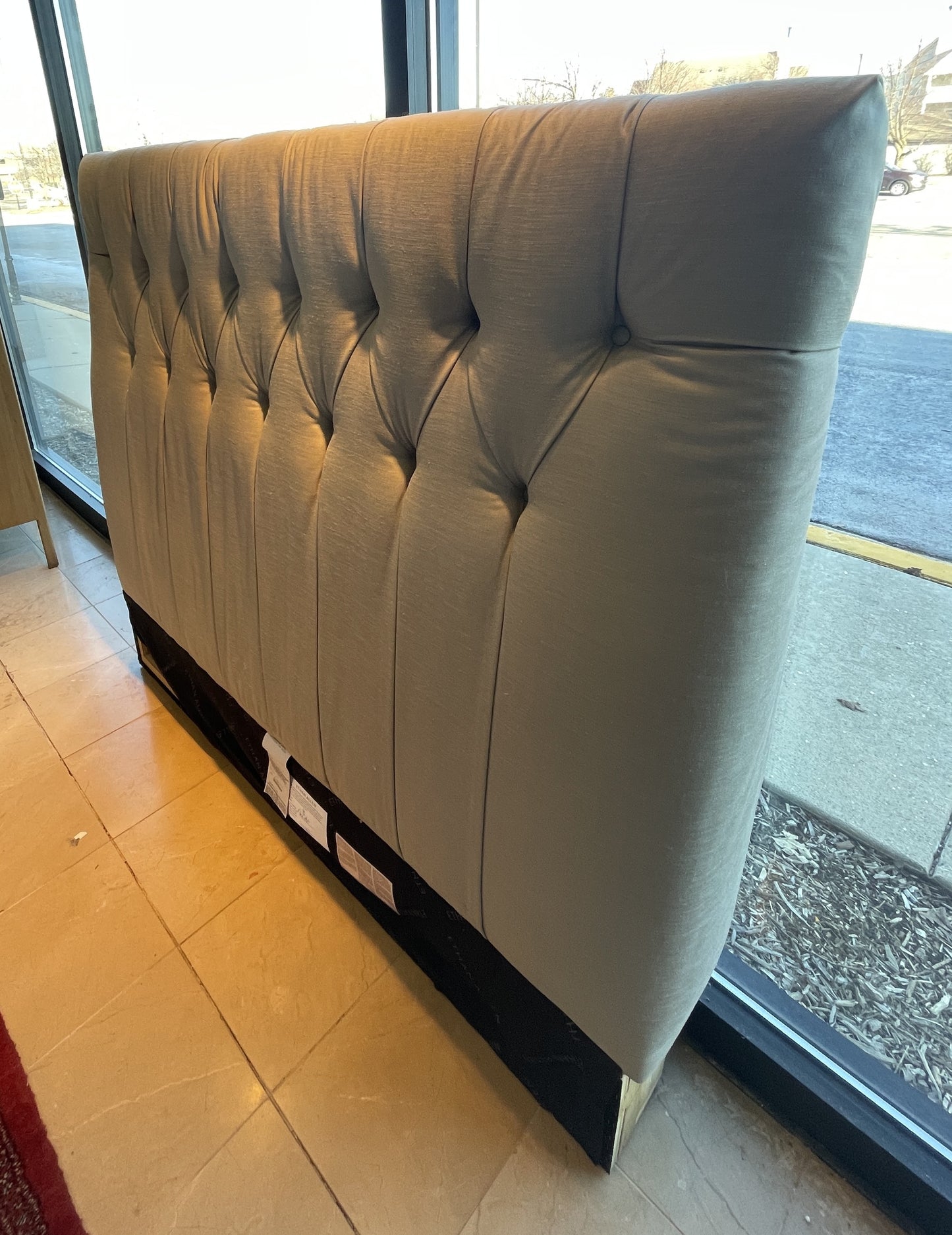 Ethan Allen Upholstered Queen Tufted bed (0I6001)