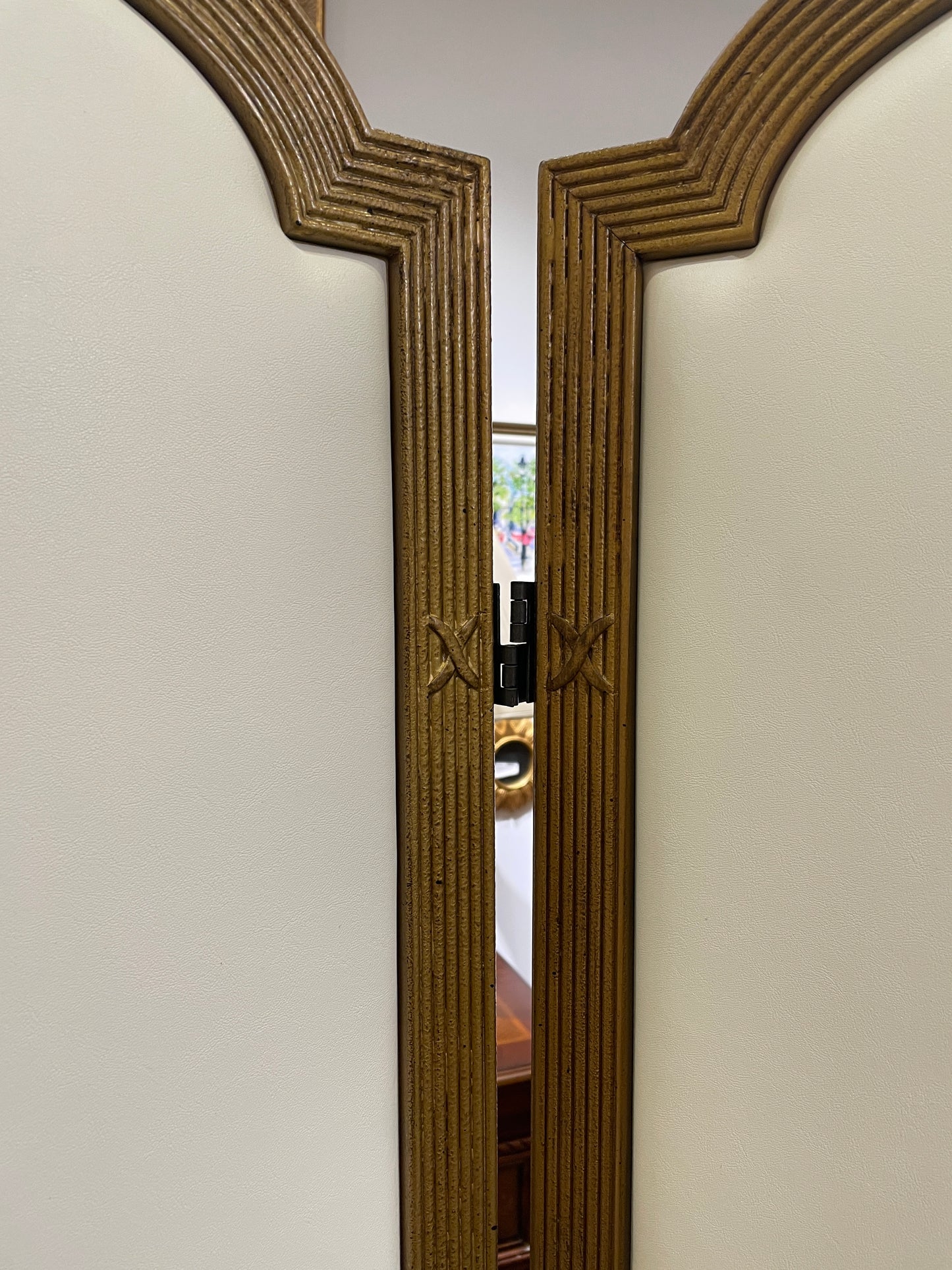 Port 68 Ava Custom leather room divider (0JC003)