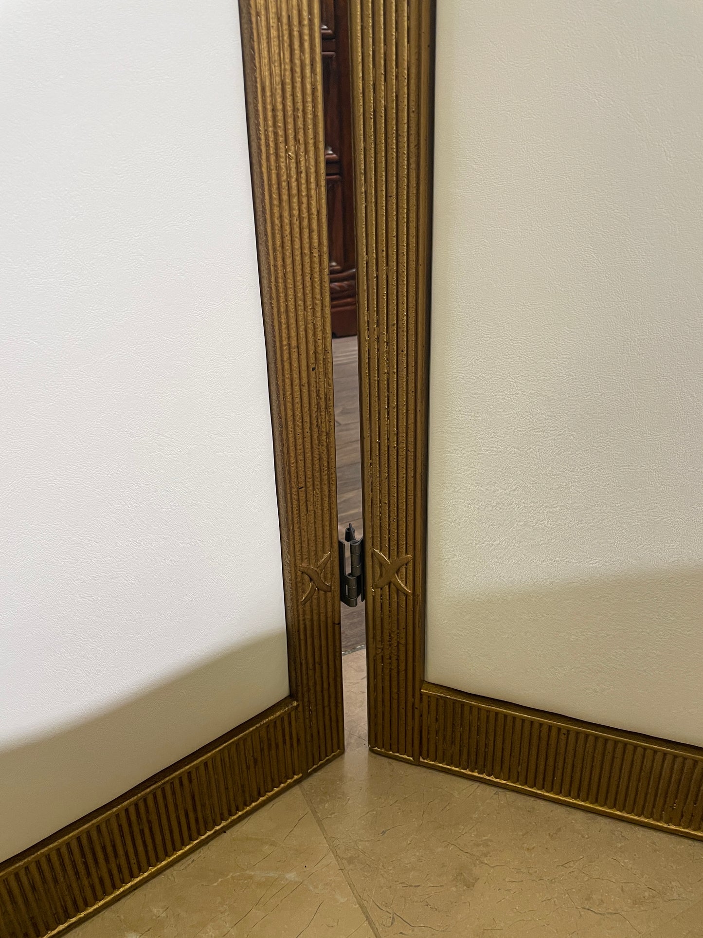 Port 68 Ava Custom leather room divider (0JC003)
