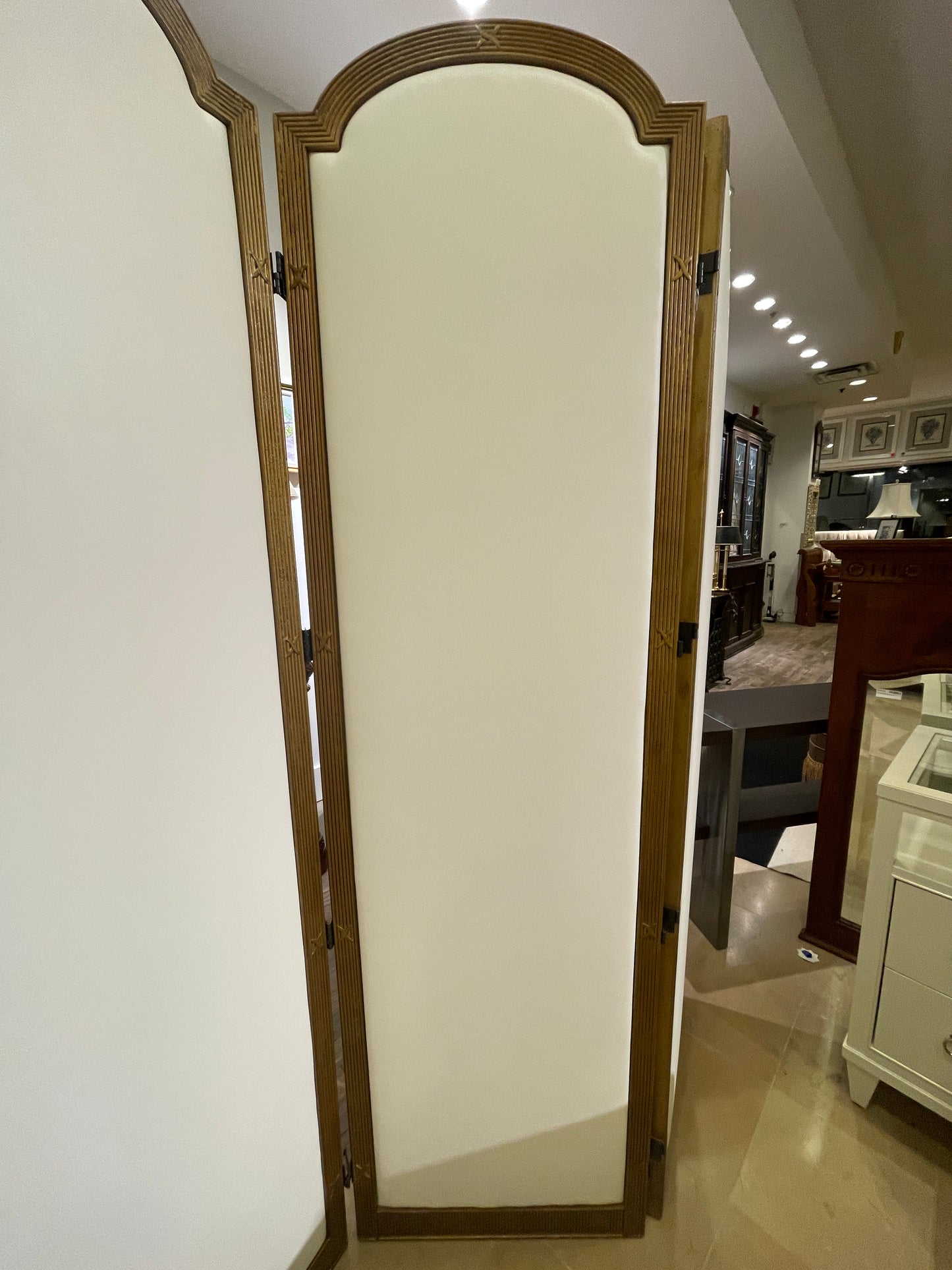 Port 68 Ava Custom leather room divider (0JC003)