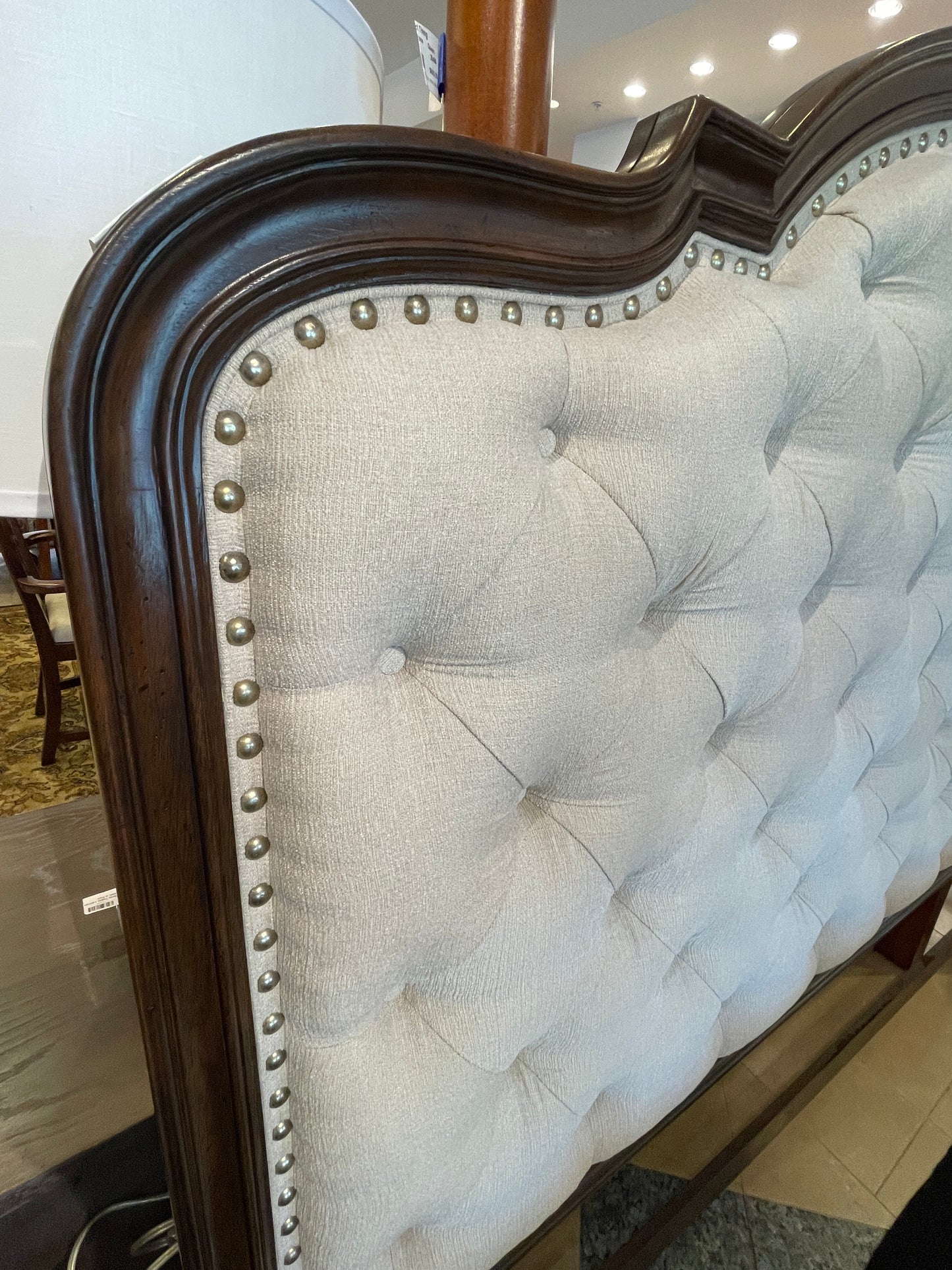 Hooker "Leesburg" King Tufted Bed (0FY001)
