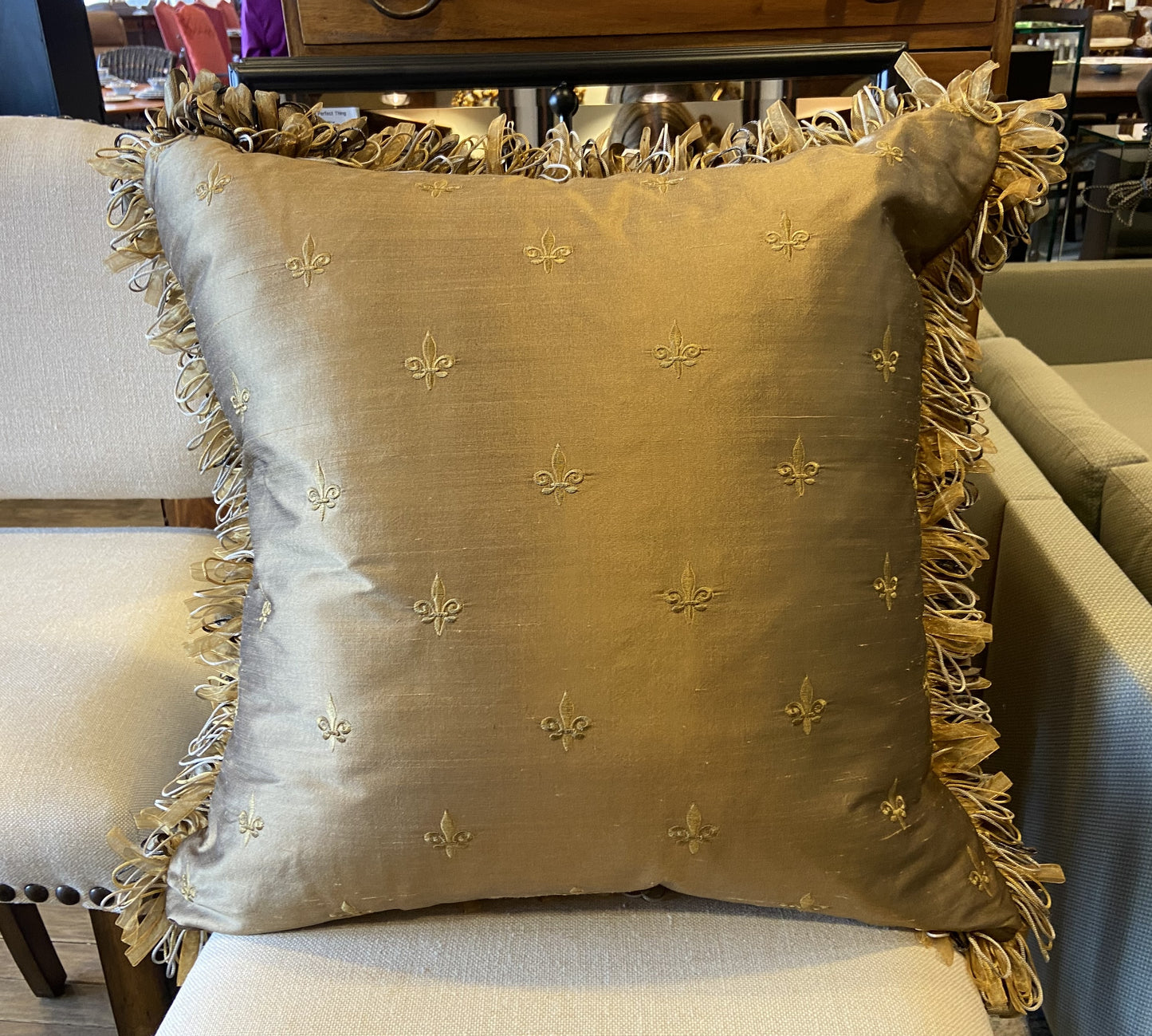Silk Fleur de Lis Pillow (EDVPPG, N8ZDLW)