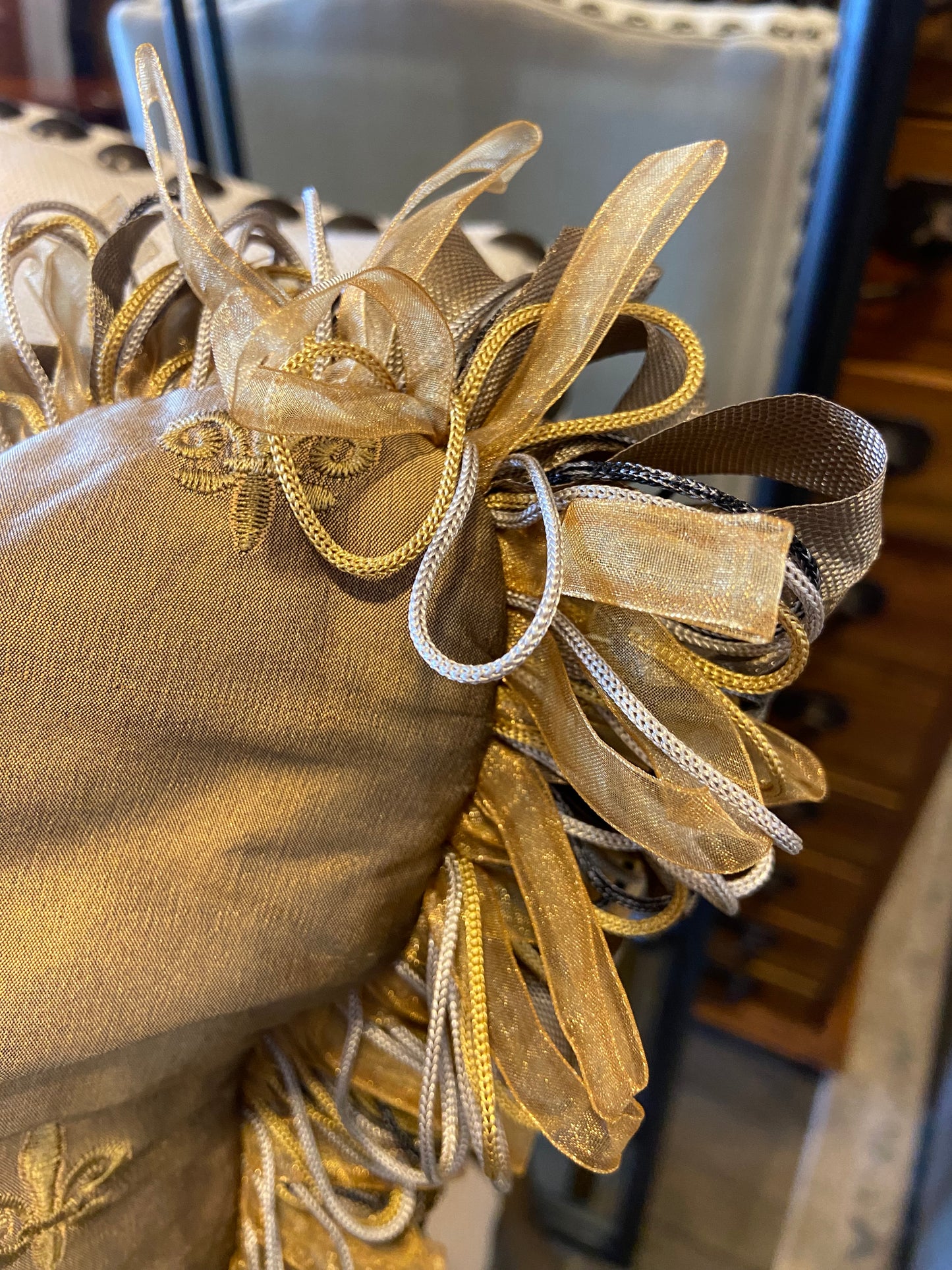 Silk Fleur de Lis Pillow (EDVPPG, N8ZDLW)