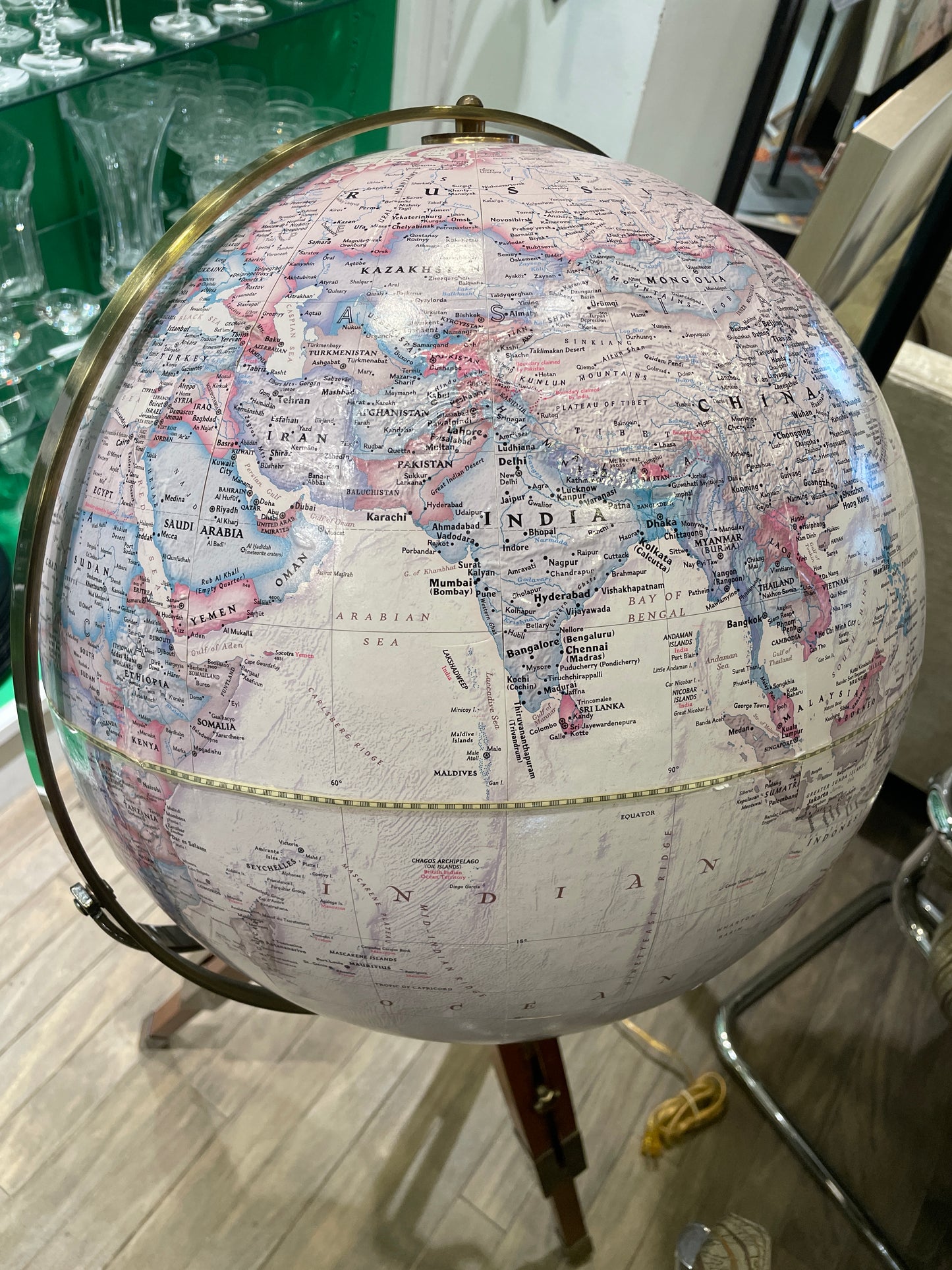 National Geographic Globe on Tripod stand (0NW00G)
