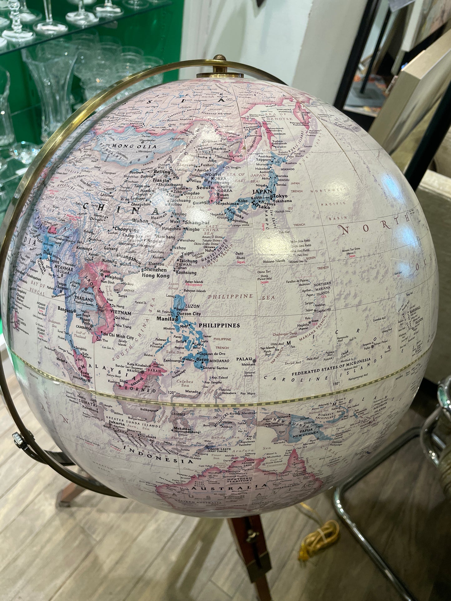 National Geographic Globe on Tripod stand (0NW00G)