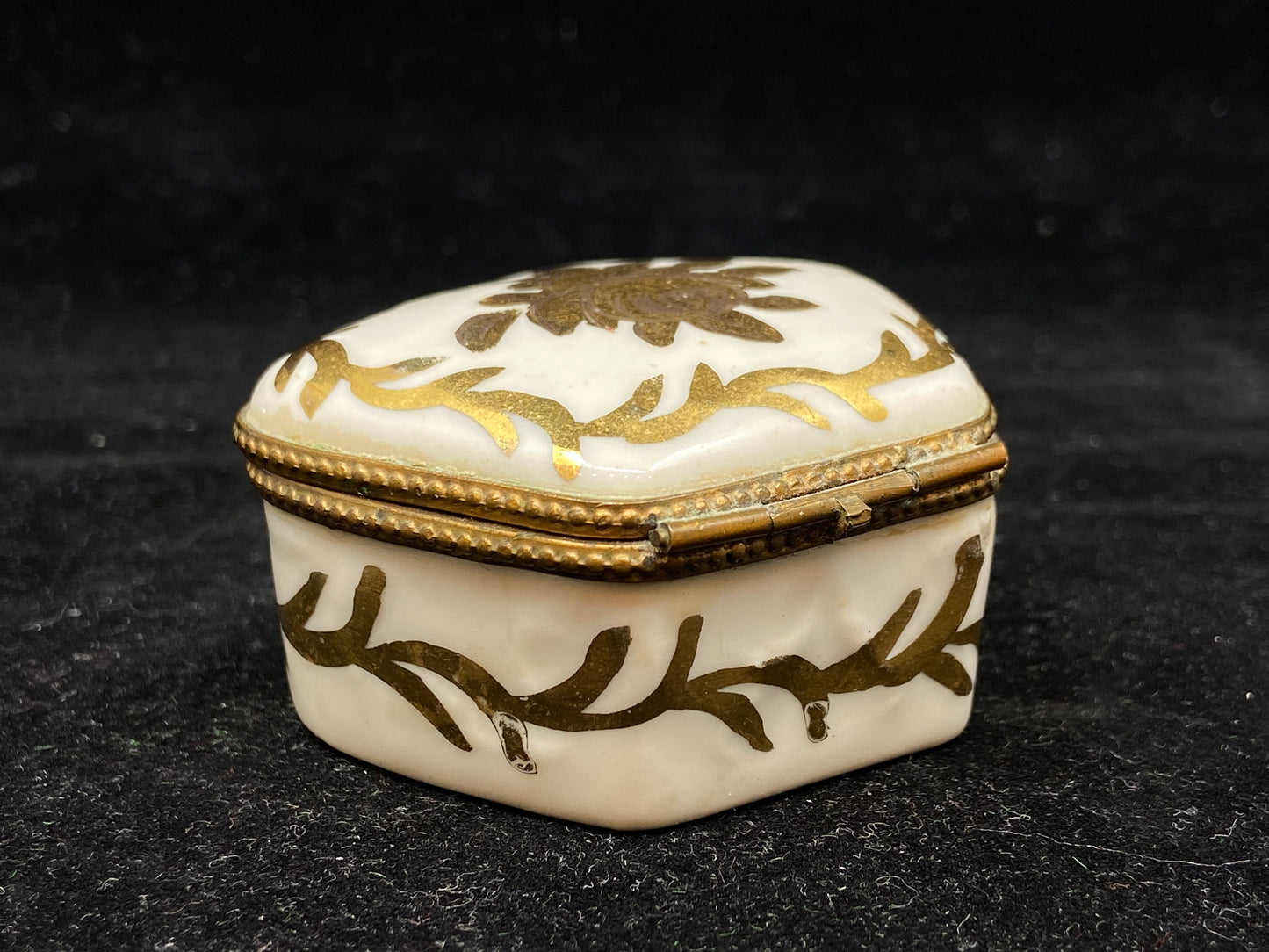 Limoges Box With Gold Flowers (26637)