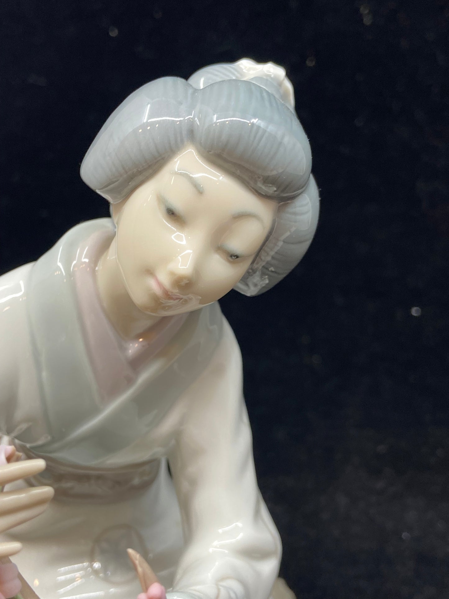 Lladro #4840 Japanese Girl Decorating (26365)